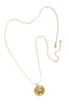 Collar con detalles planos y colgante grande.