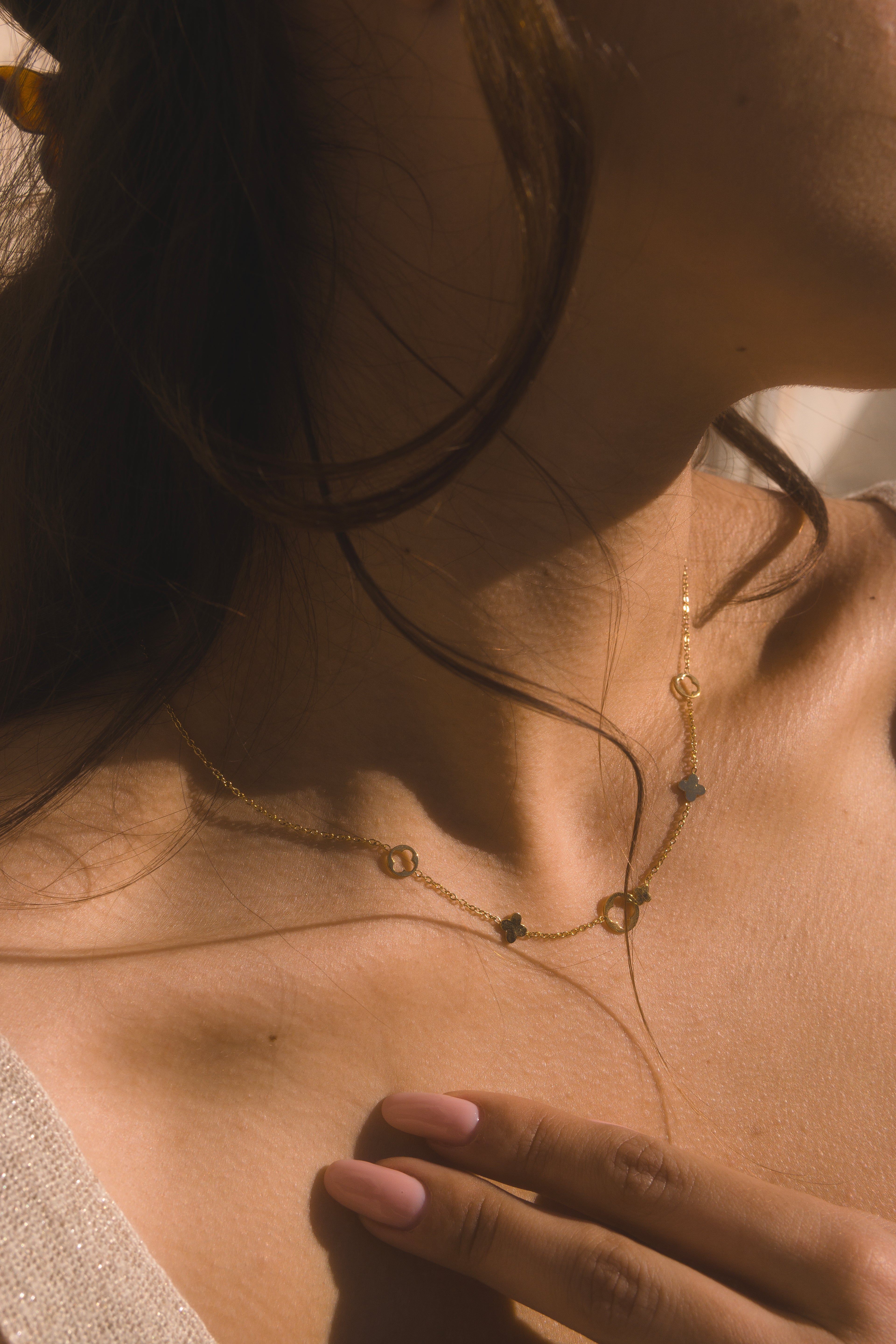 Collar con dijes tréboles