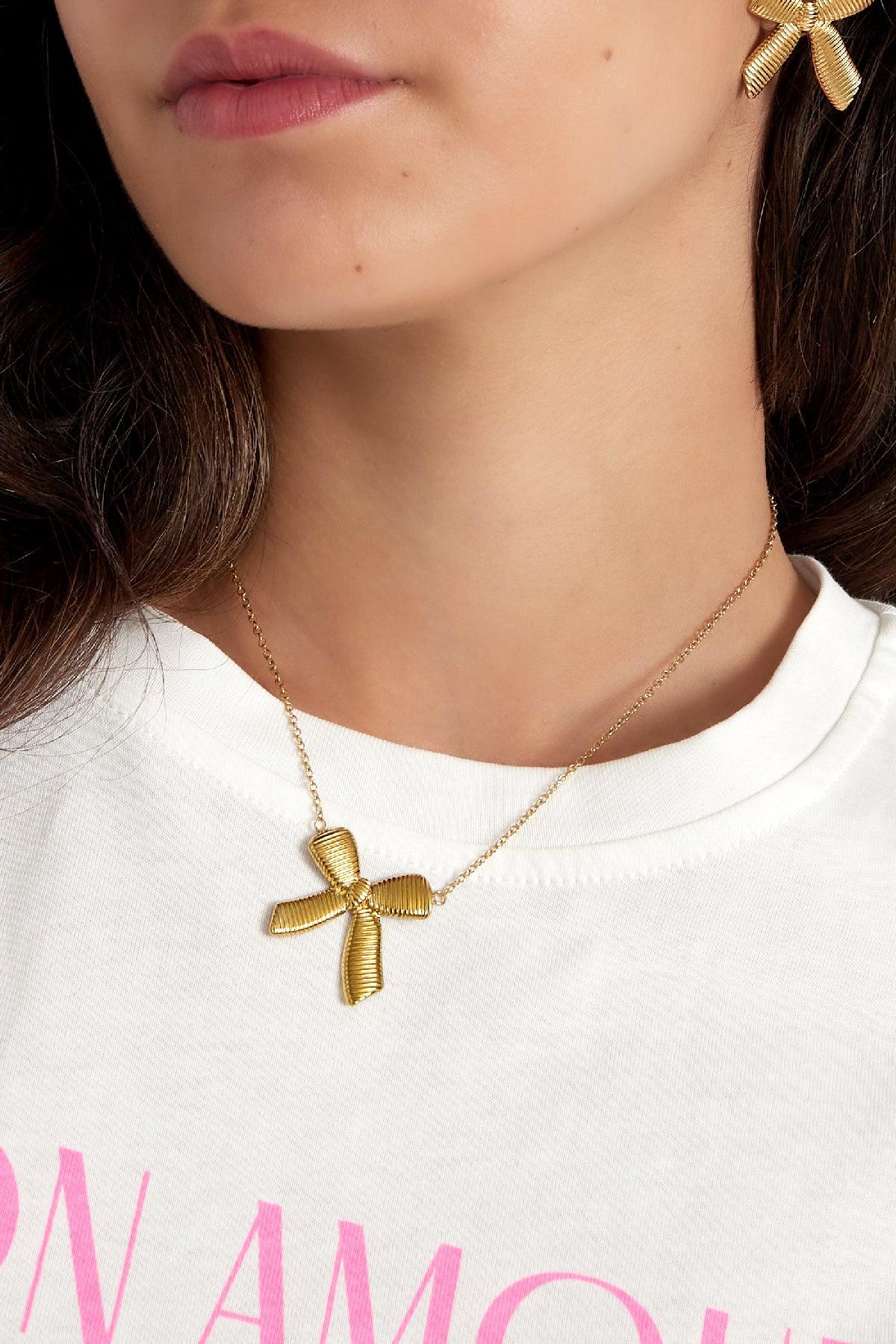 Collar con lazo dorado