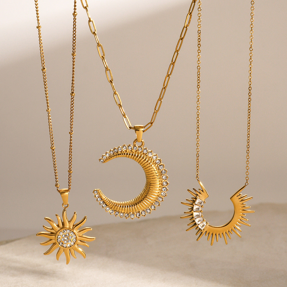 Collar con diseño deñ sol con circonitas