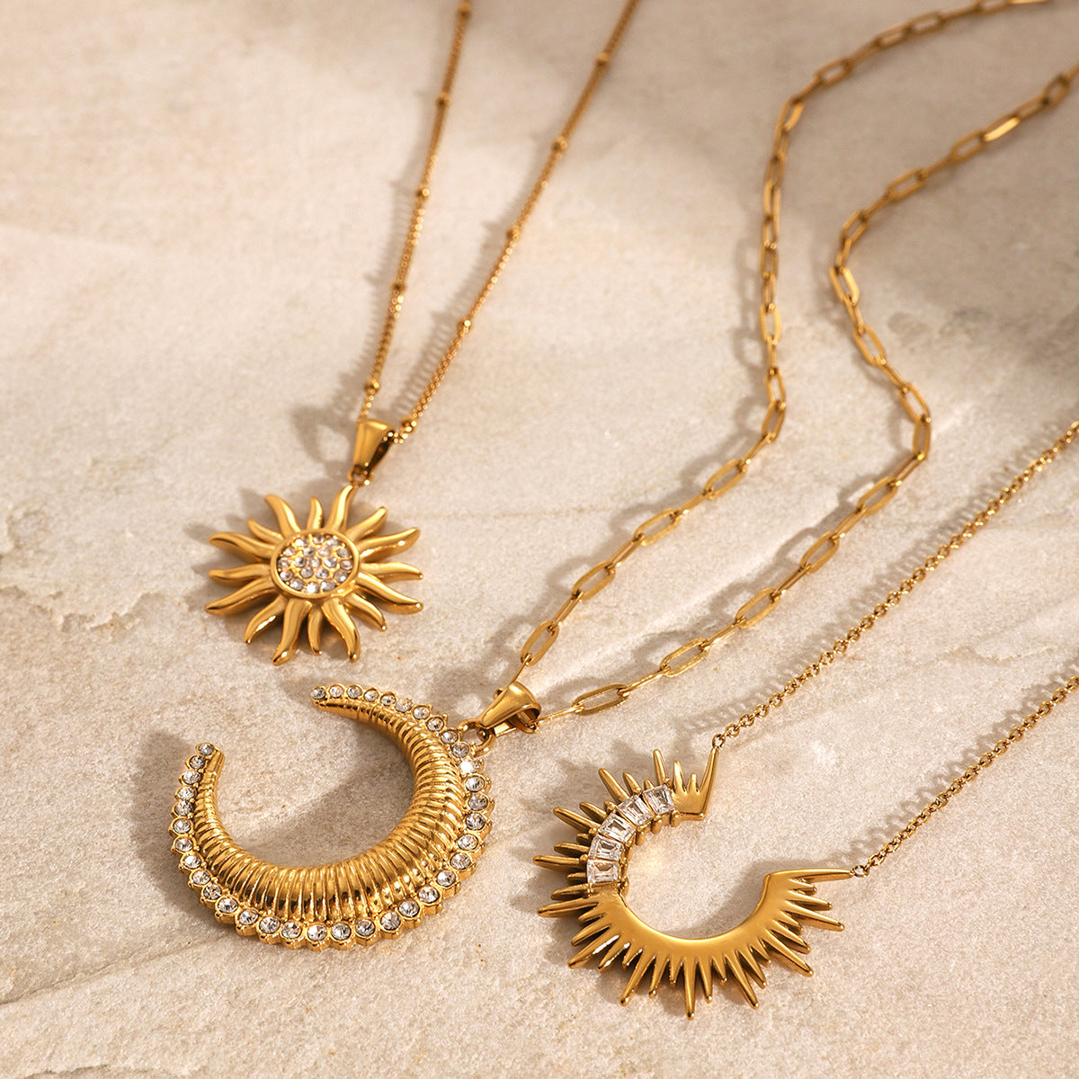 Collar con diseño deñ sol con circonitas