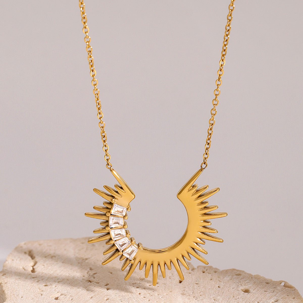 Collar con diseño deñ sol con circonitas