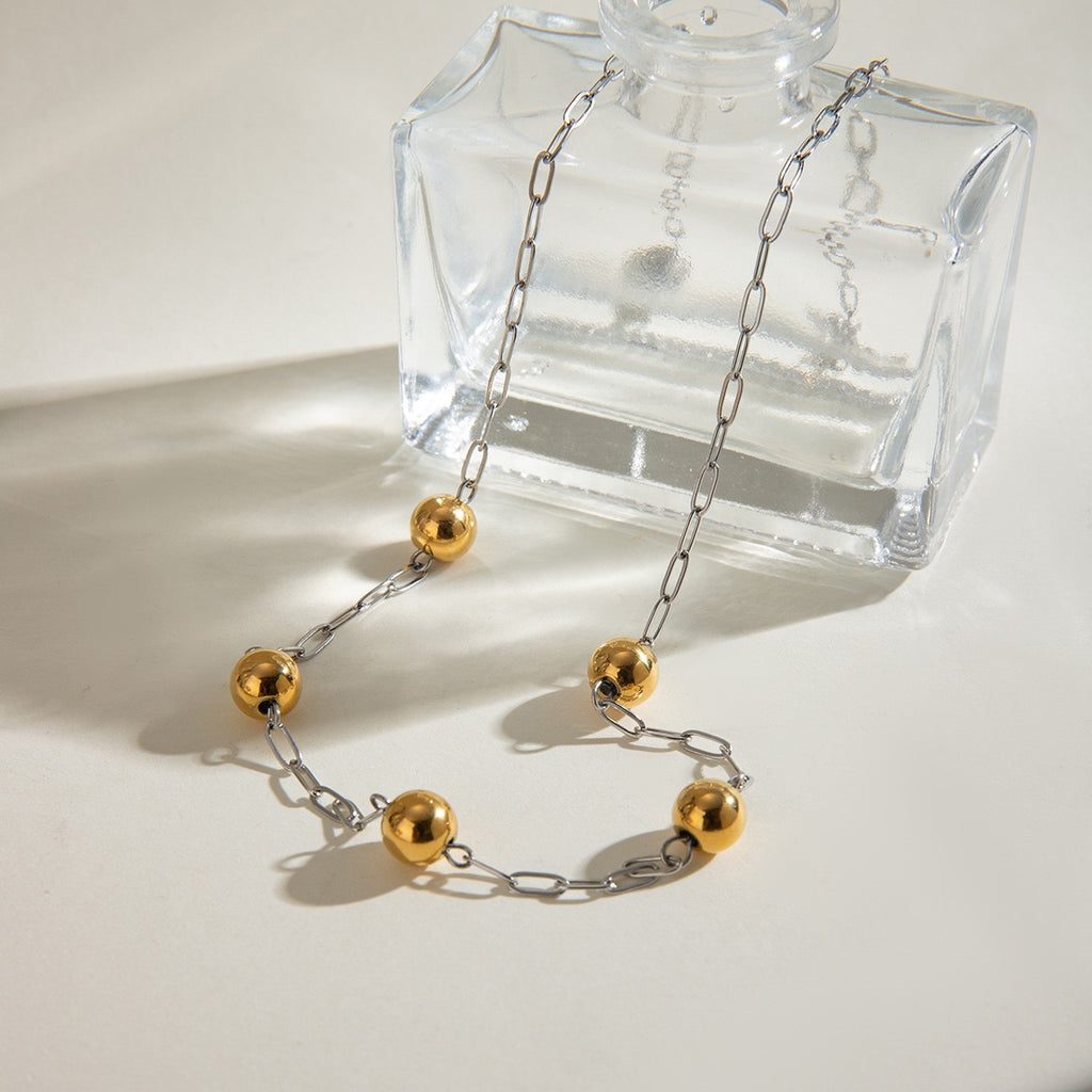 Collar cadena plateado con esferas dorado