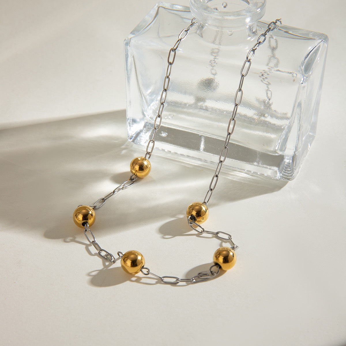Collar cadena plateado con esferas dorado