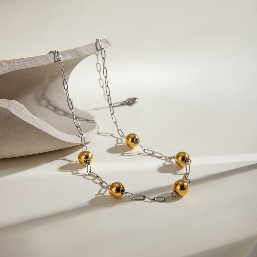 Collar cadena plateado con esferas dorado