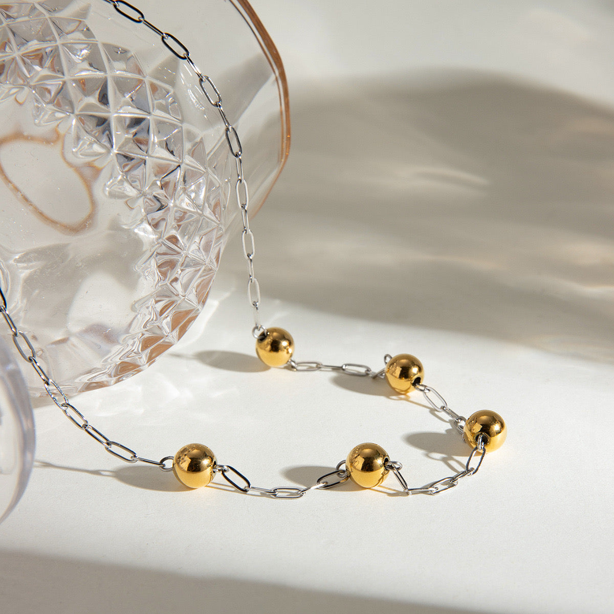 Collar cadena plateado con esferas dorado