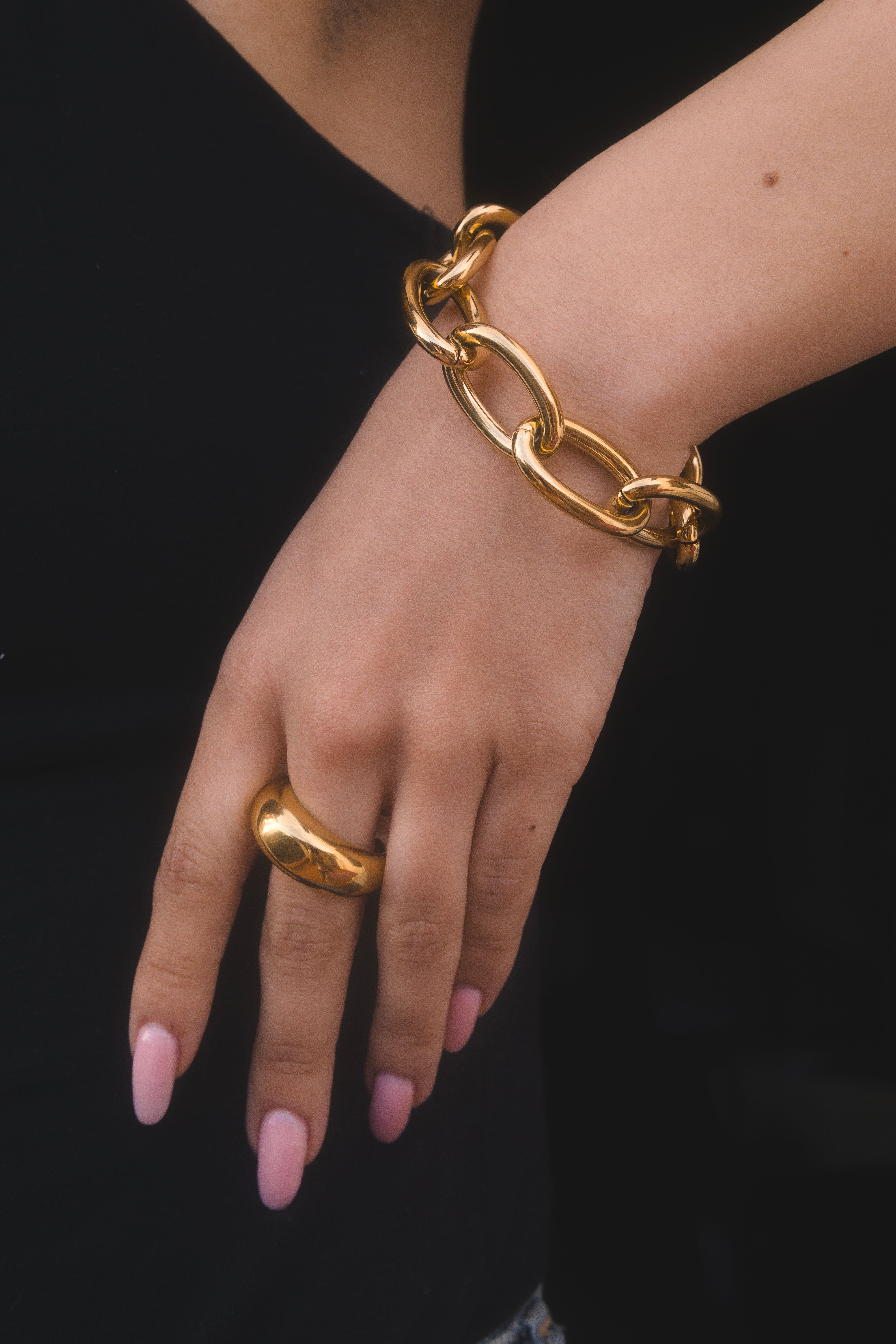 Pulsera de eslabones dorados grandes