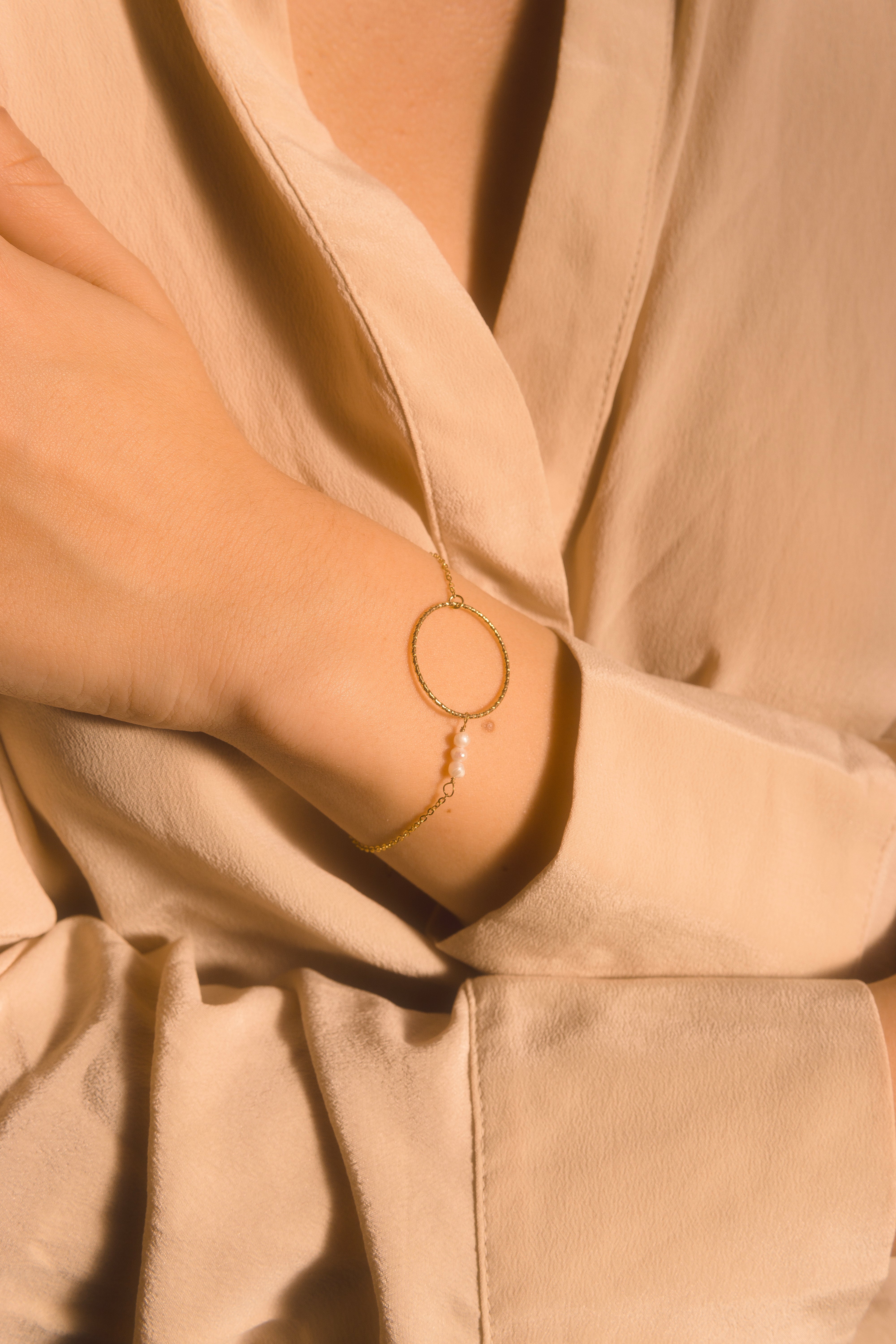 Pulsera circulo grande con perlas 