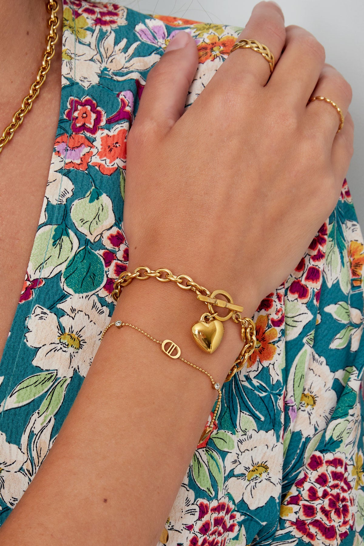 Pulsera con dijes y piedra 