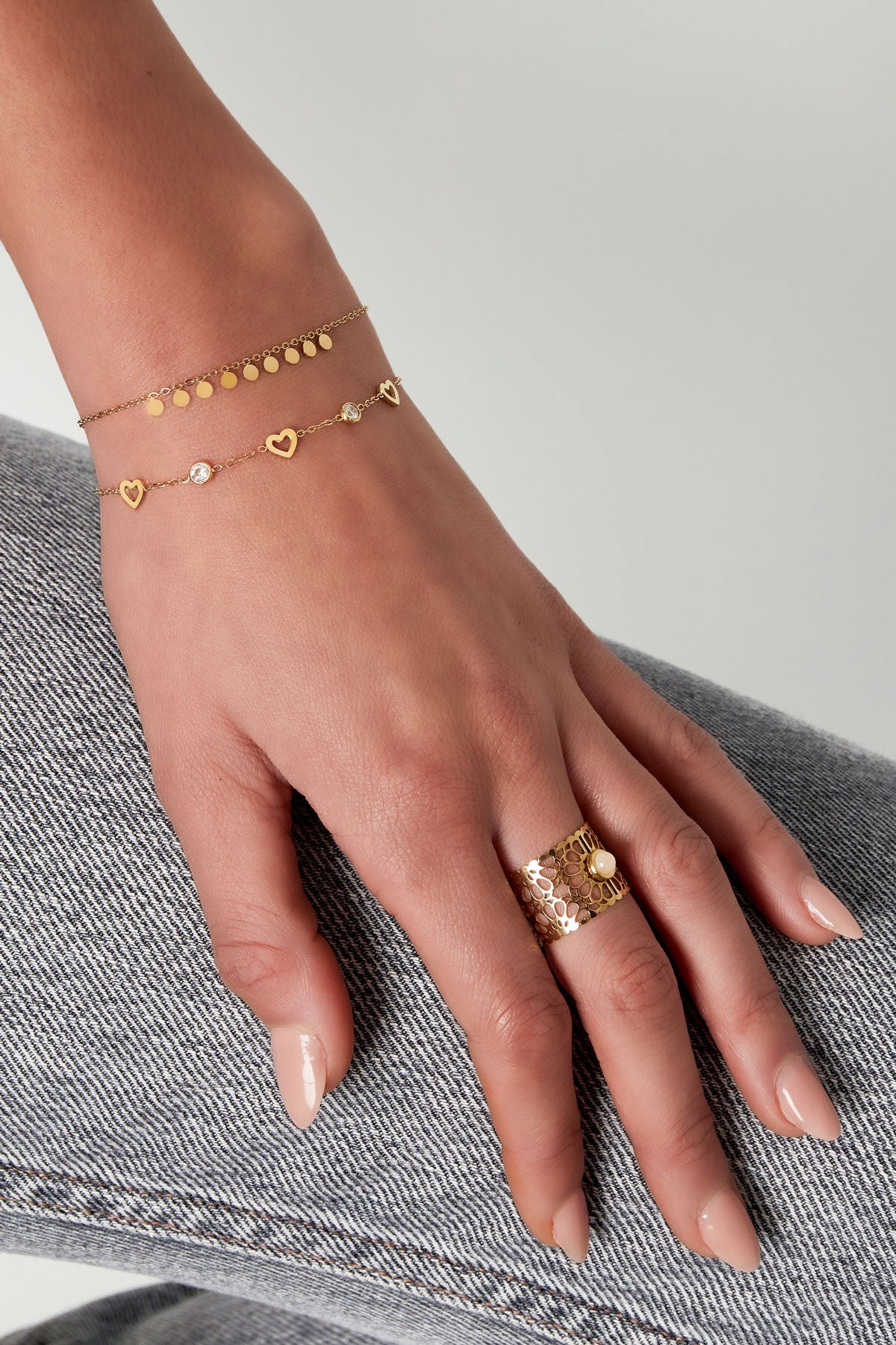 pulsera con dijes de corazón y diamantes Imagen secundaria del producto