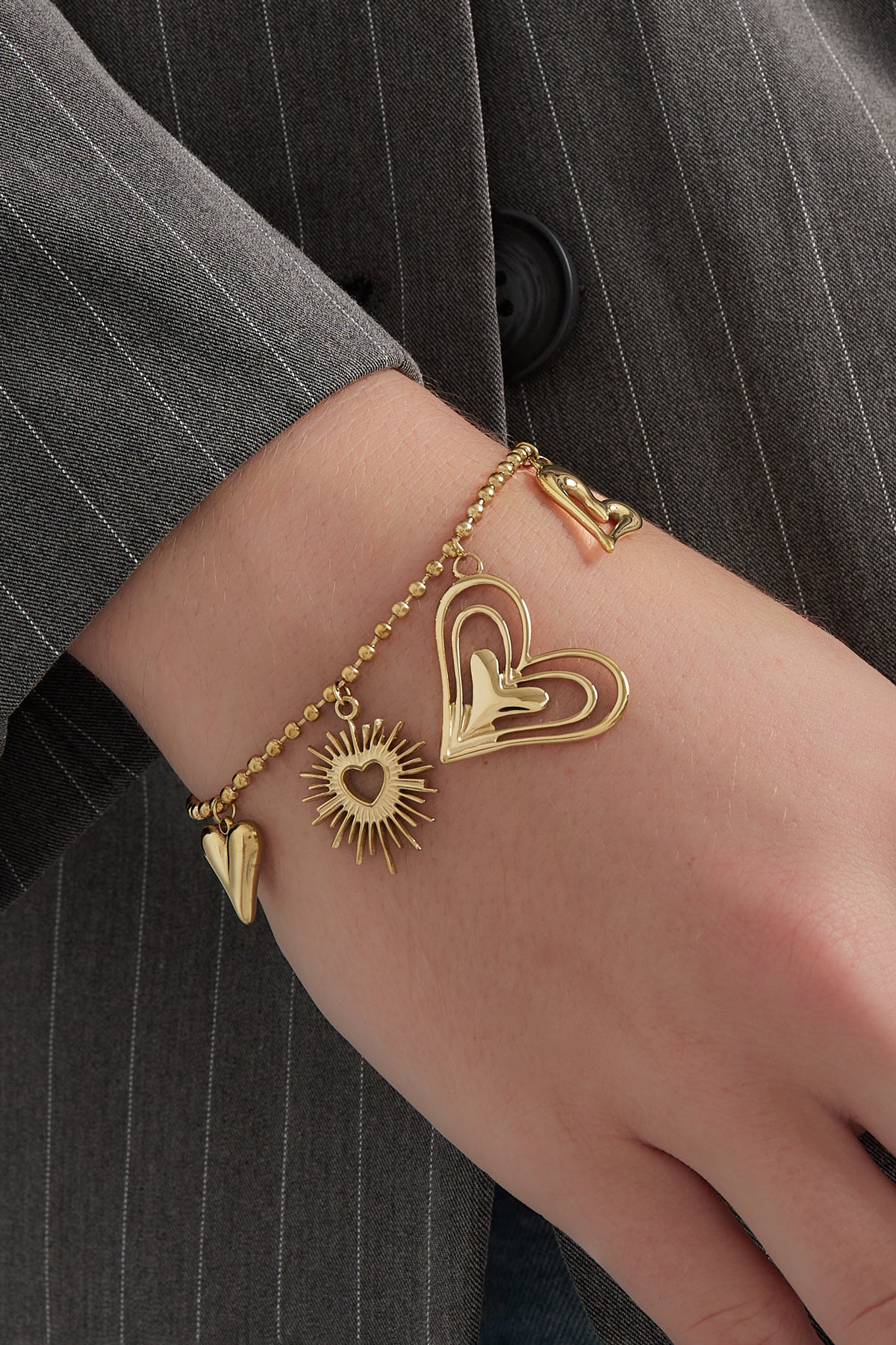 Pulsera con varios dijes corazones