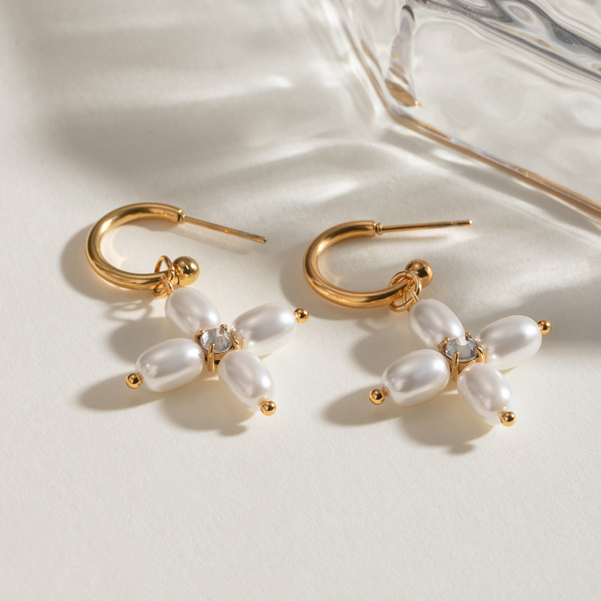 Pendientes de perlas con forma de cruz