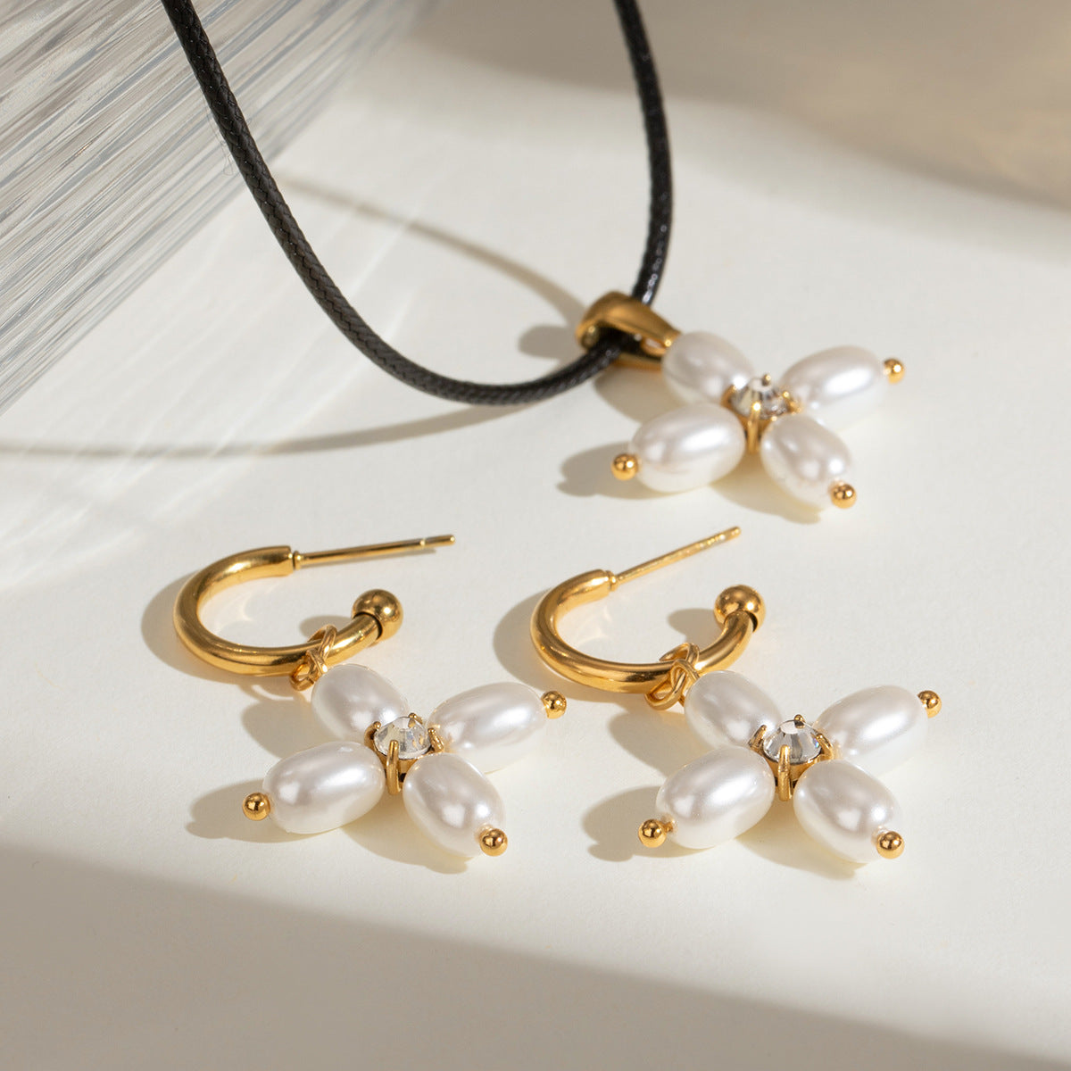 Pendientes de perlas con forma de cruz