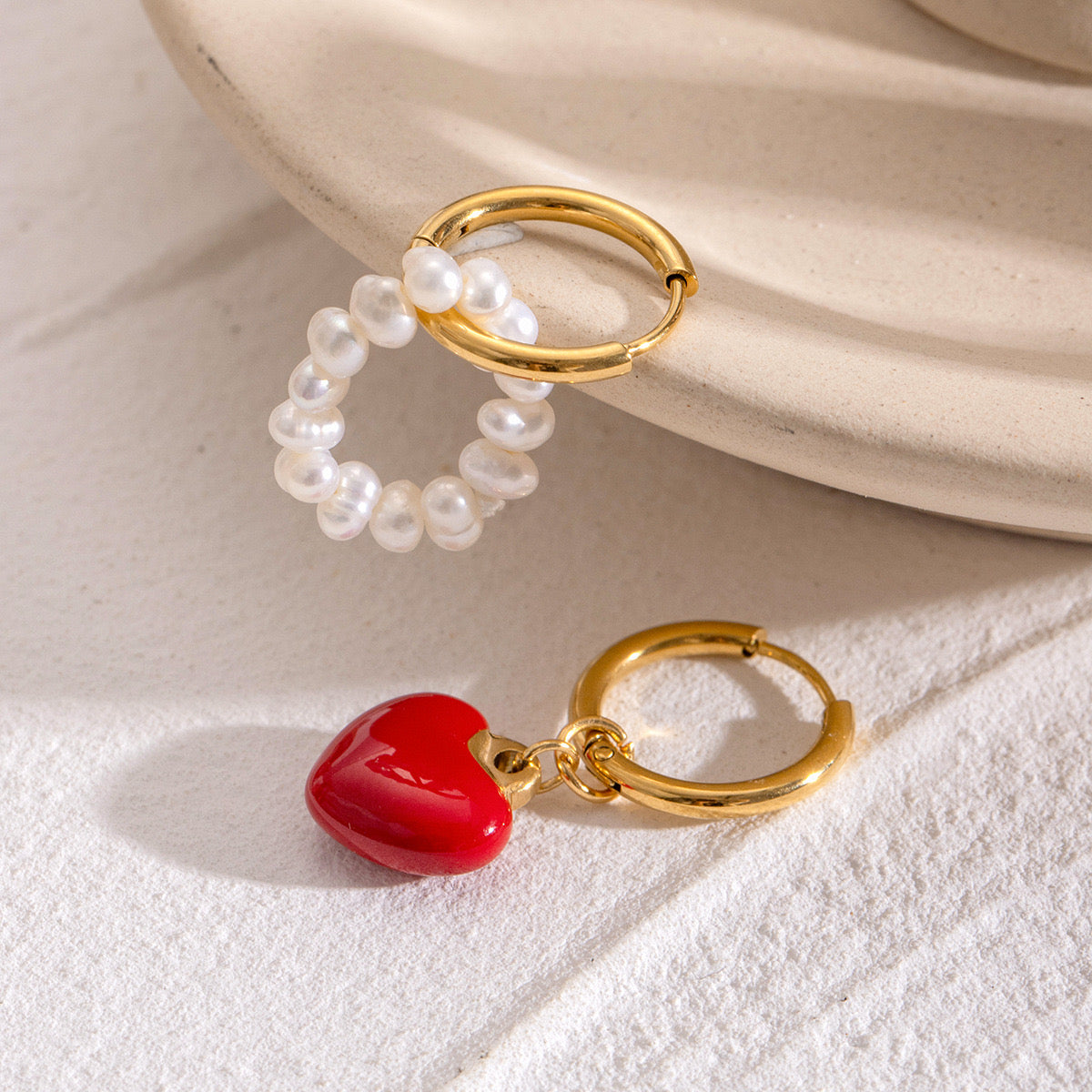 Pendientes Asimétricos corazón rojo y perlas