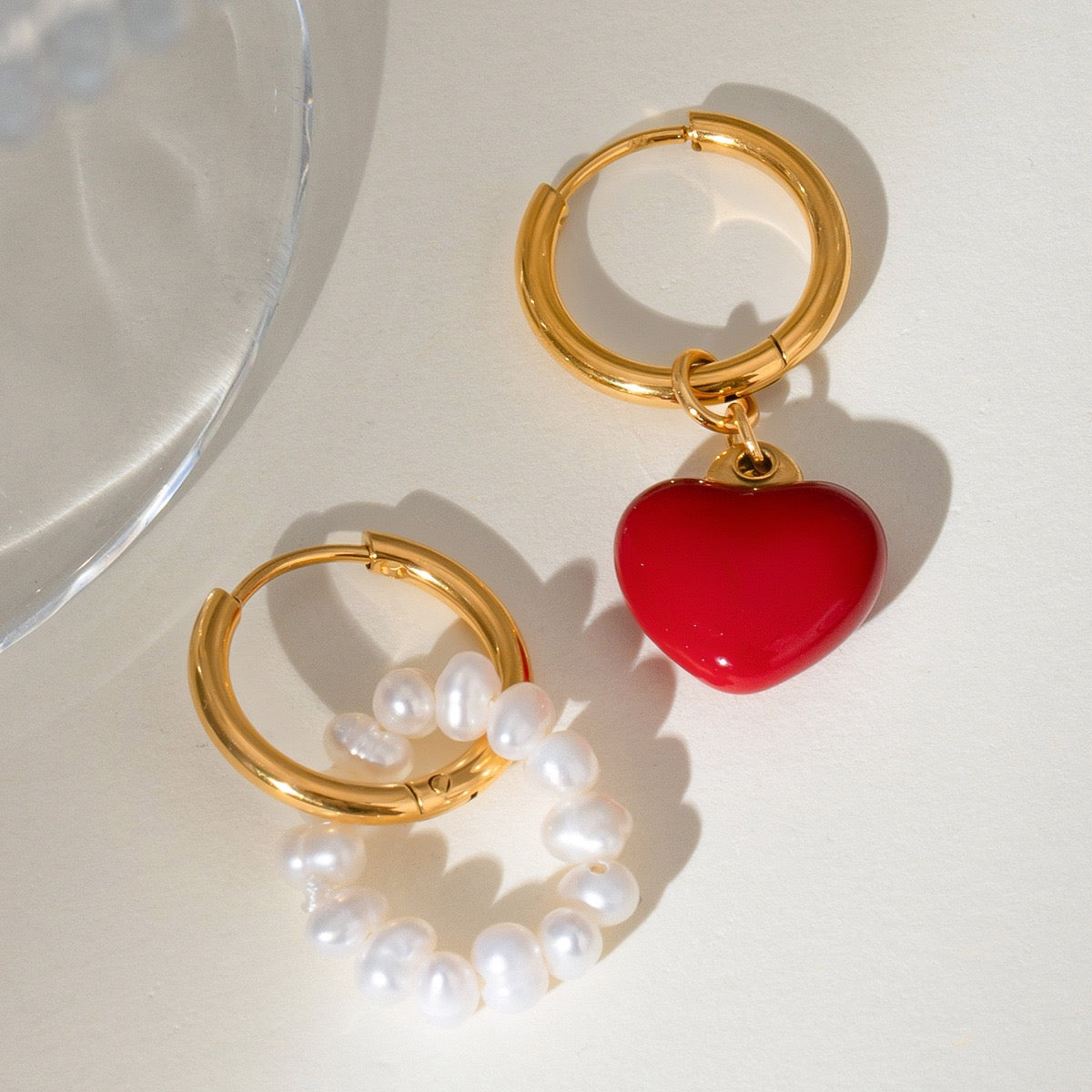 Pendientes Asimétricos corazón rojo y perlas