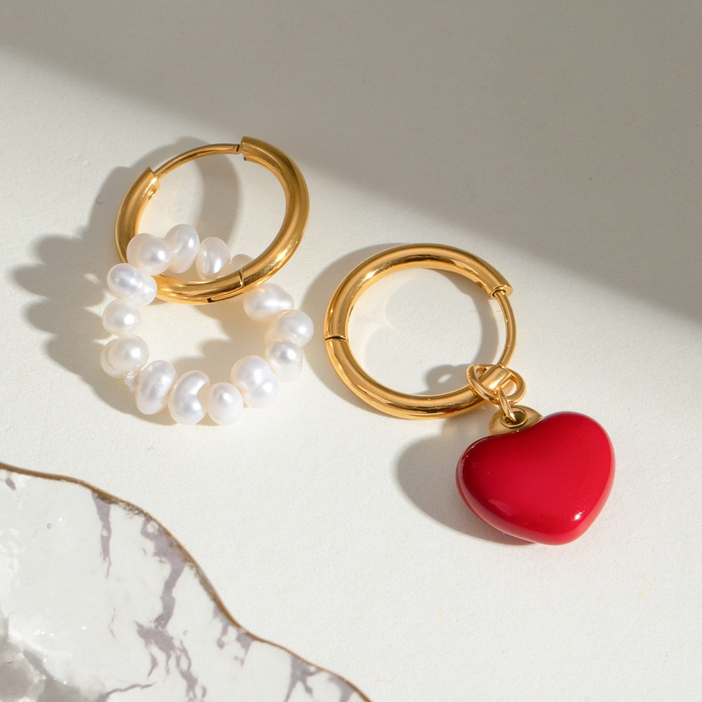 Pendientes Asimétricos corazón rojo y perlas