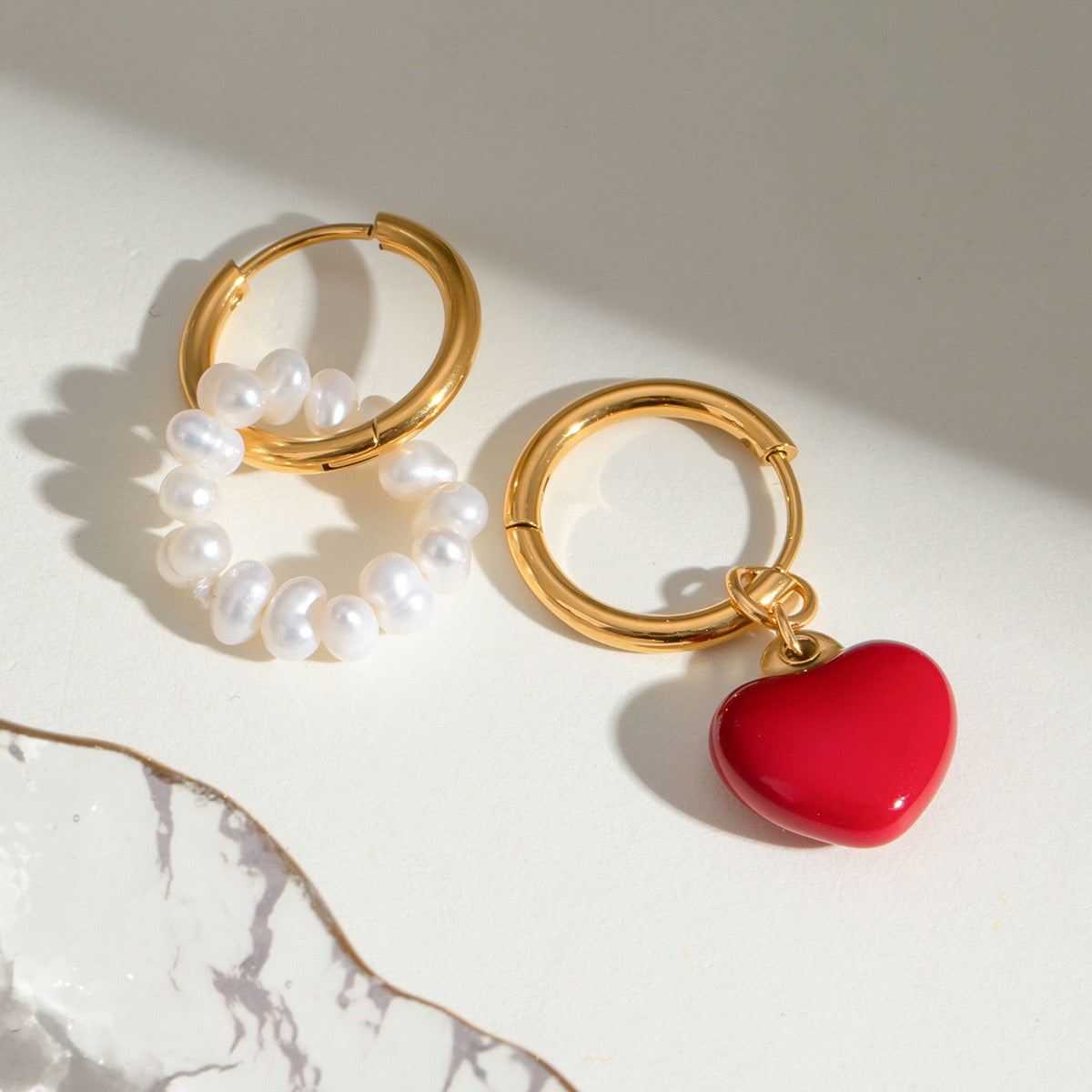 Pendientes Asimétricos corazón rojo y perlas