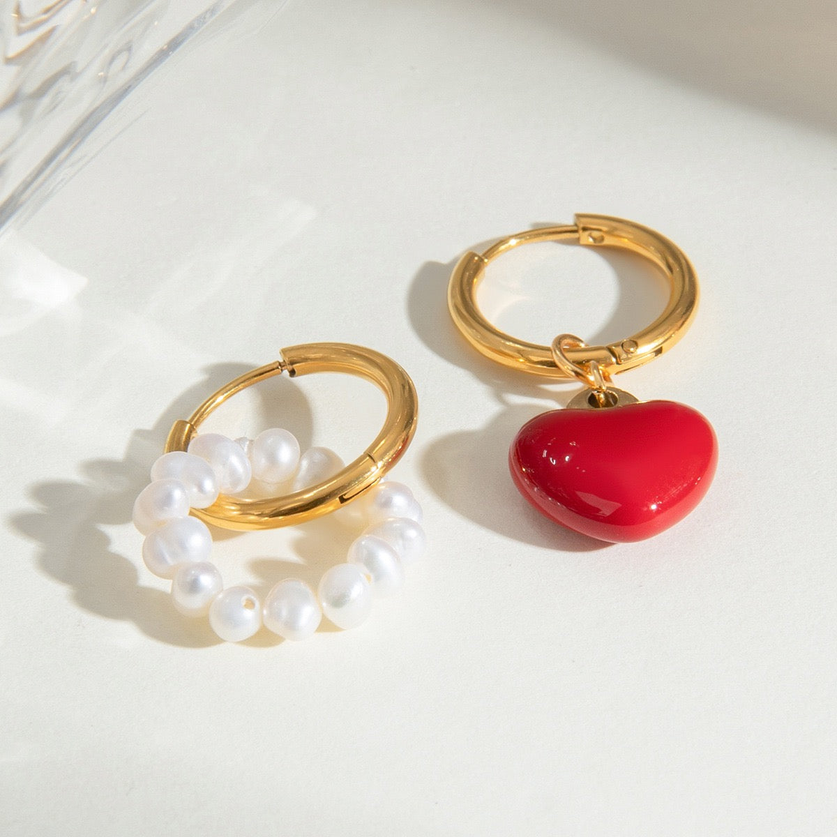 Pendientes Asimétricos corazón rojo y perlas