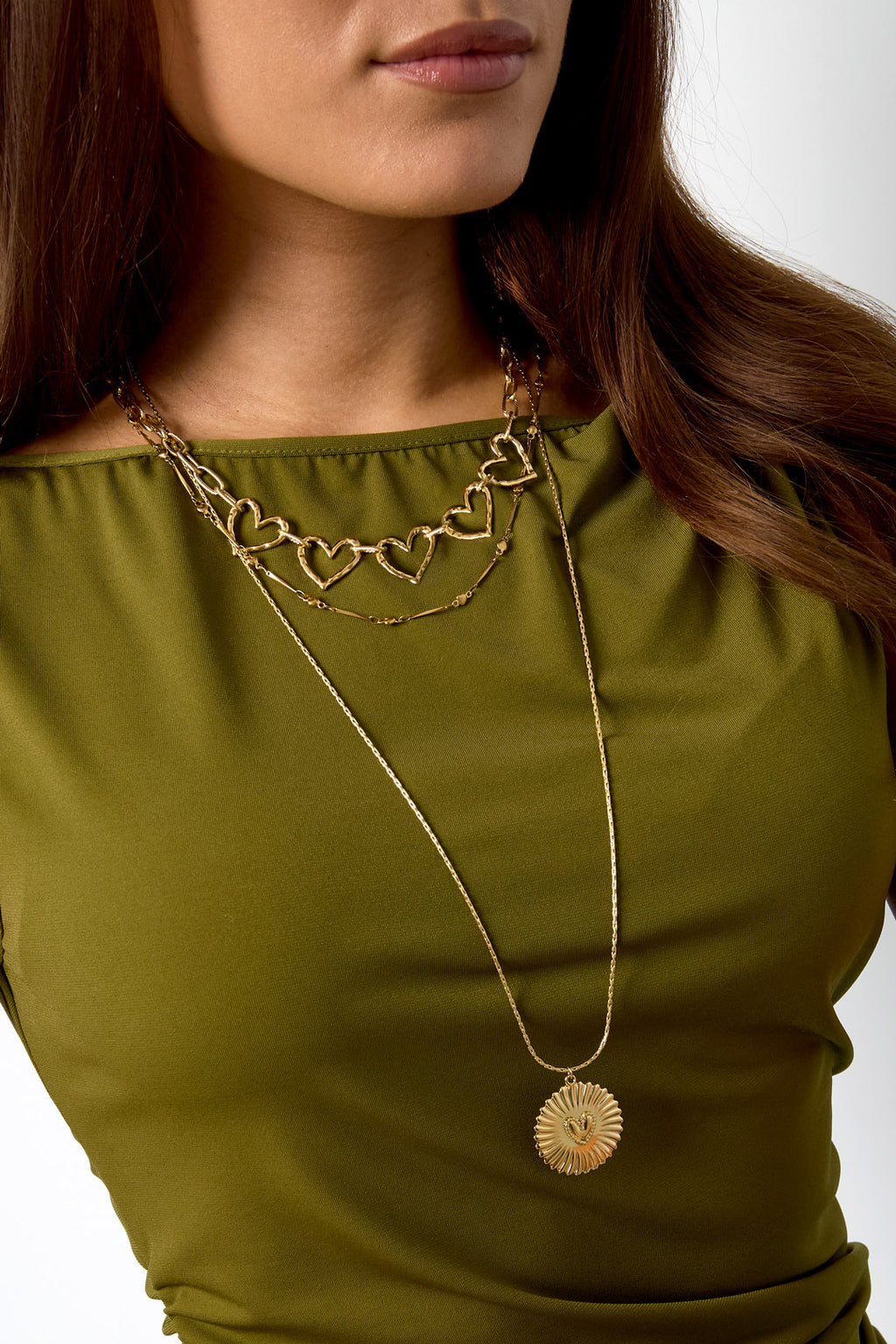 Collar con detalles planos y colgante grande.