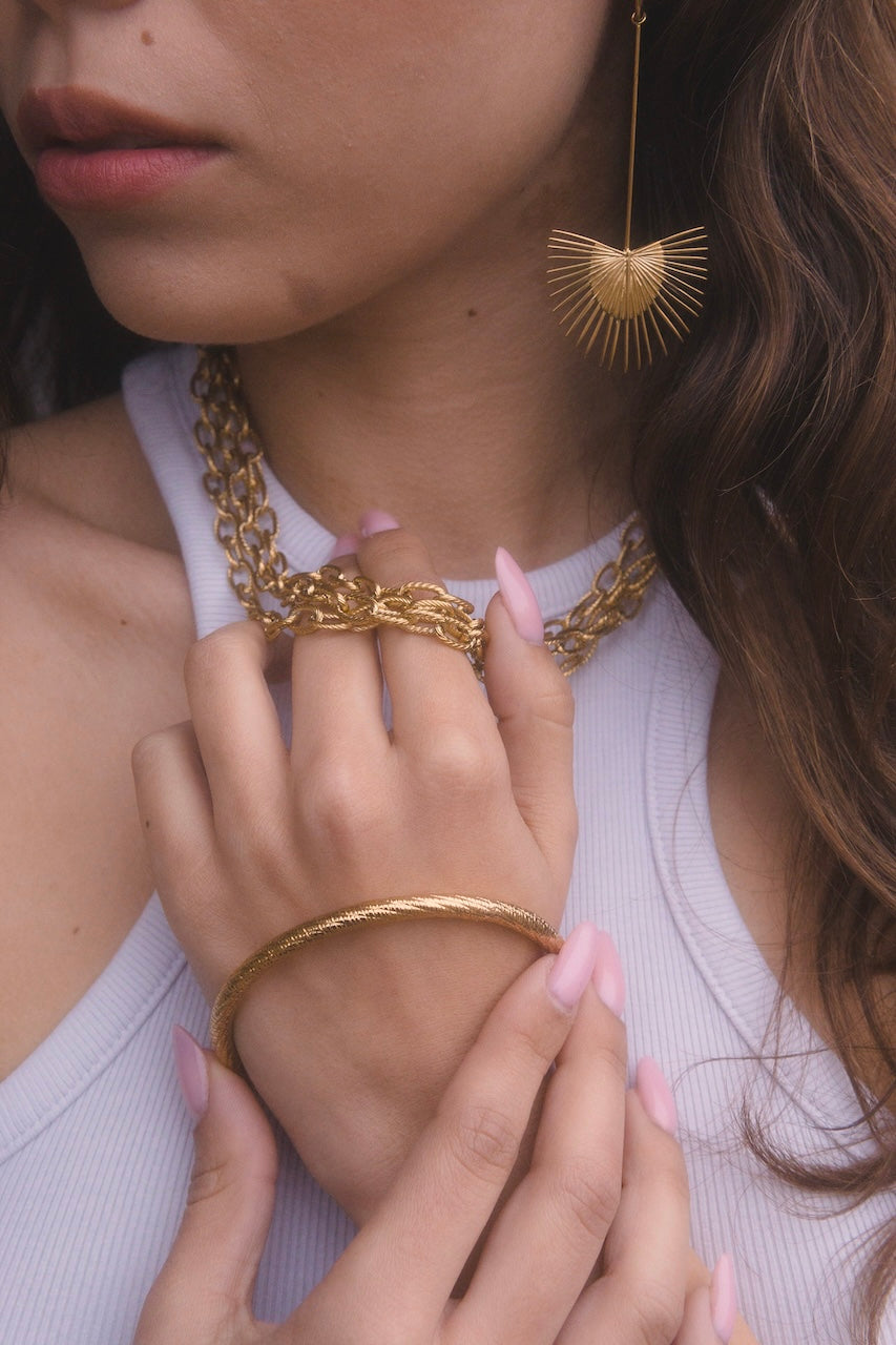 Collar de eslabones múltiples dorados