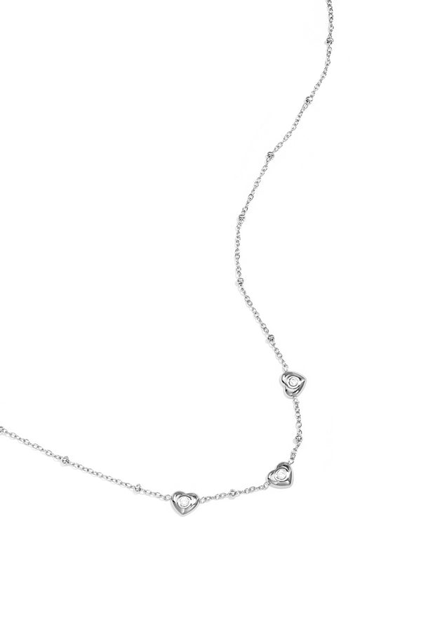 Collar con cuentas y corazones con piedra