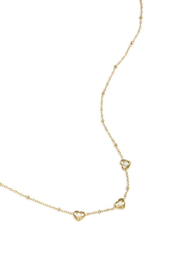 Collar con cuentas y corazones con piedra