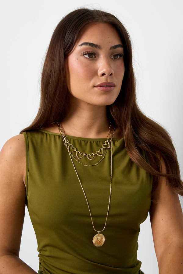 Collar con detalles planos y colgante grande.