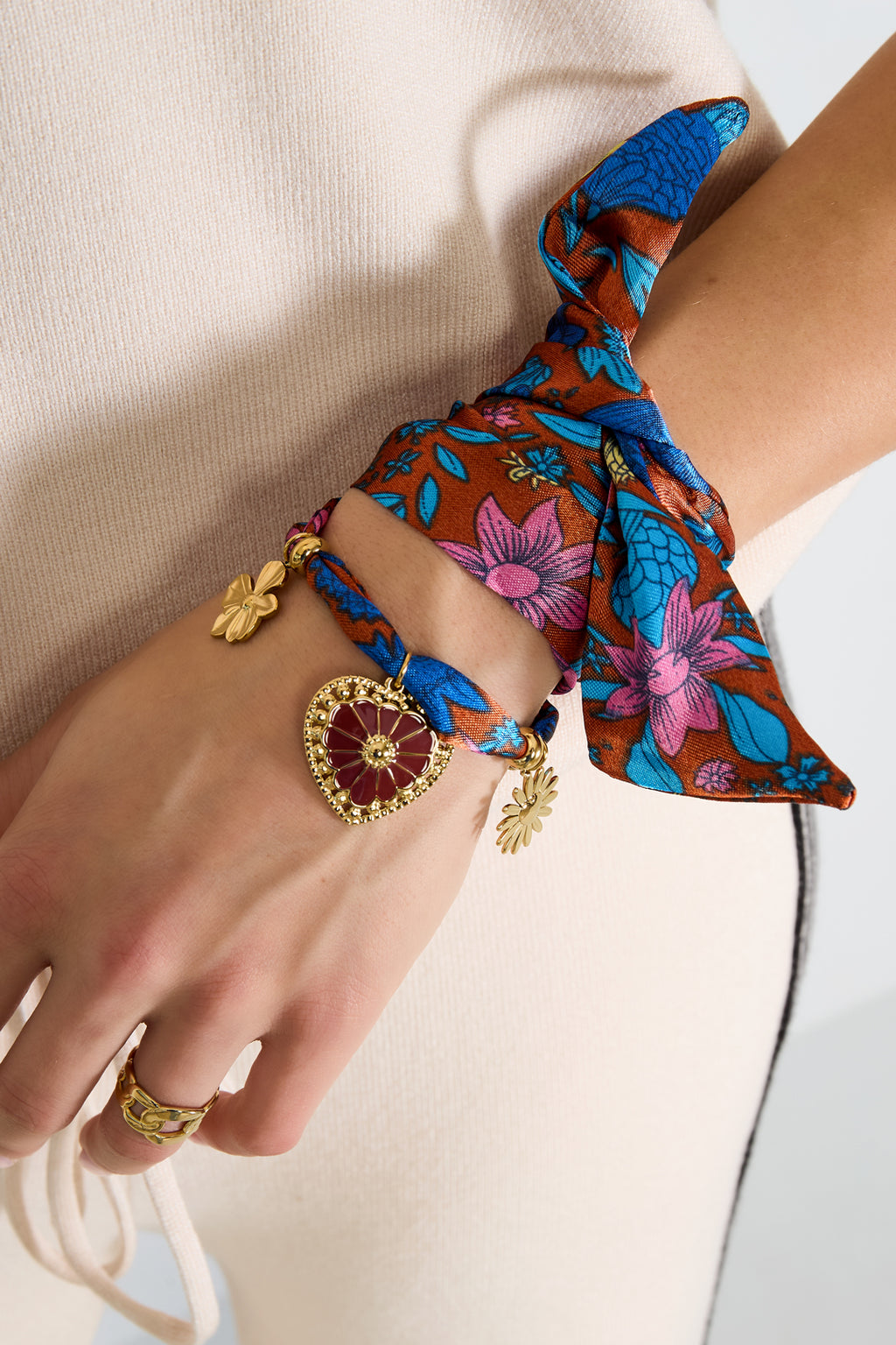 Pulseras  con dijes de corazón