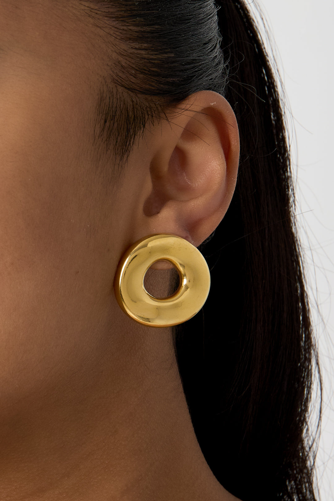 Pendientes llamativos con forma de rosquilla. Secondary product image