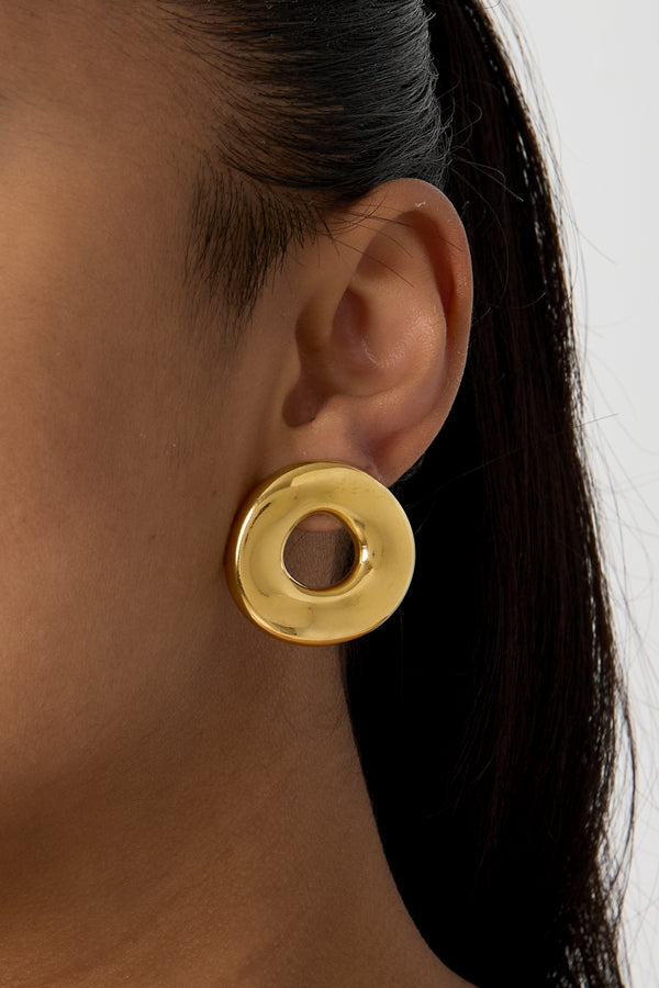 Pendientes llamativos con forma de rosquilla.