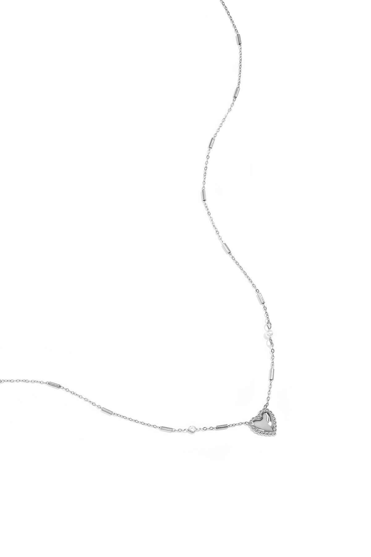 Collar con perla, piedra y corazón llamativo