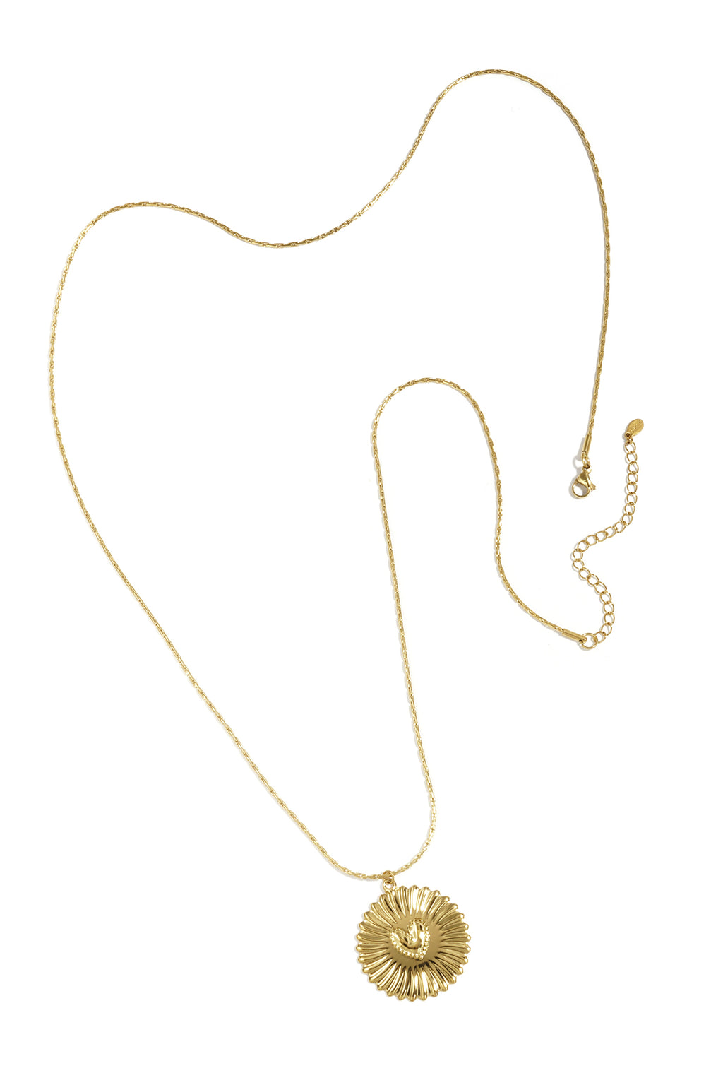 Collar con detalles planos y colgante grande.