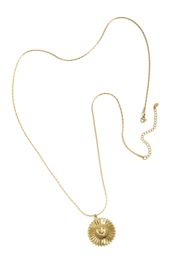 Collar con detalles planos y colgante grande.
