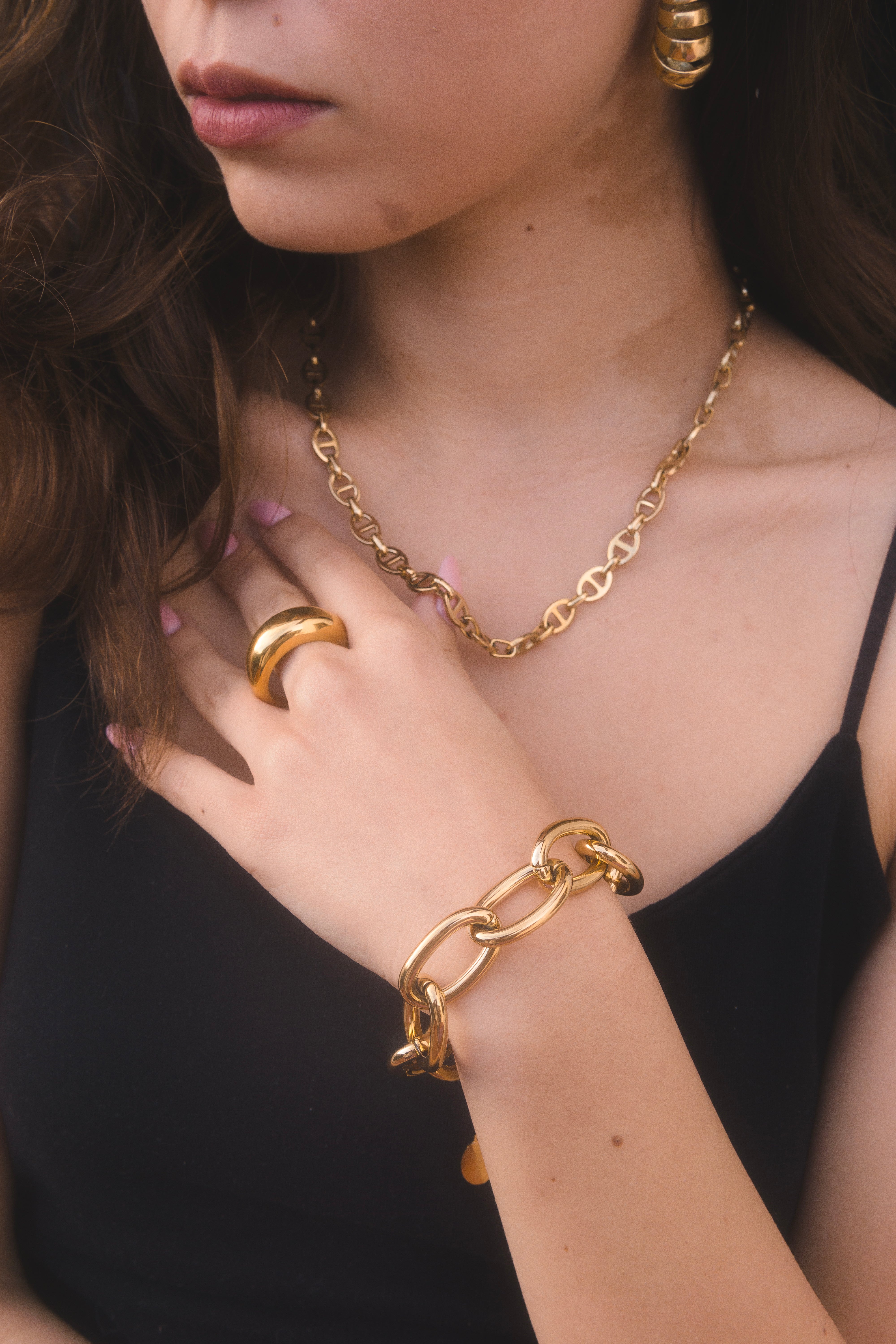 Anillo grueso en tono dorado con acabado pulido