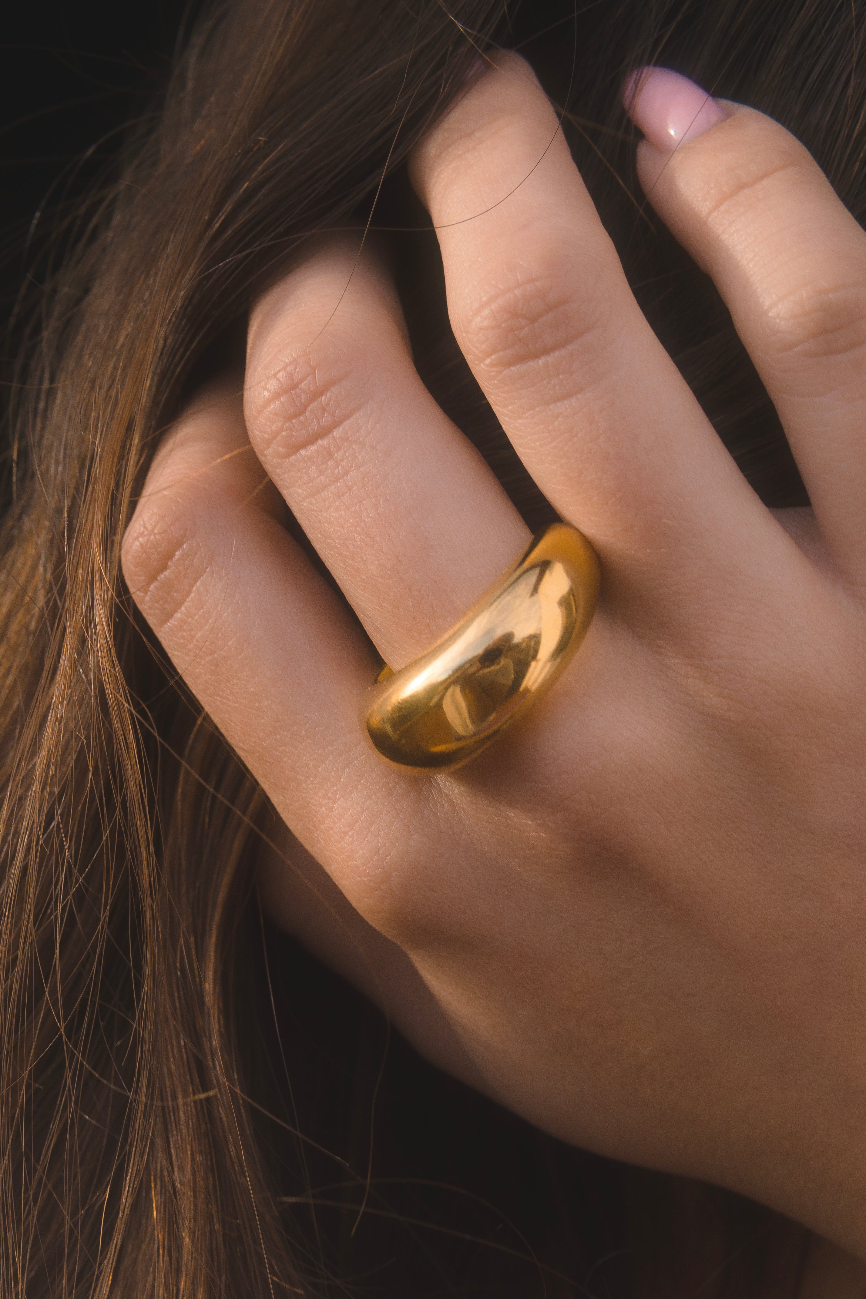 Anillo grueso en tono dorado con acabado pulido