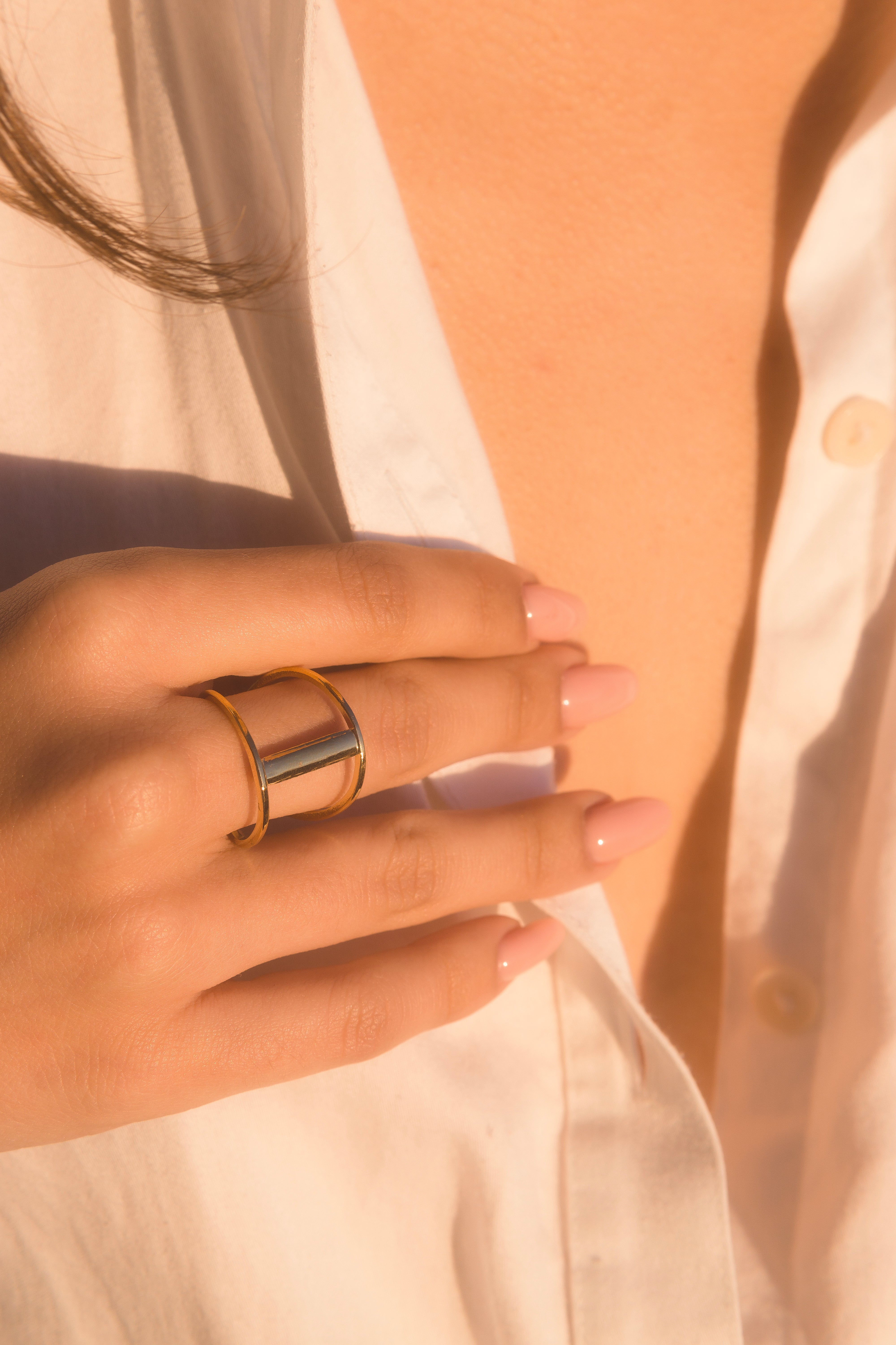 Anillo bicolor de diseño minimalista