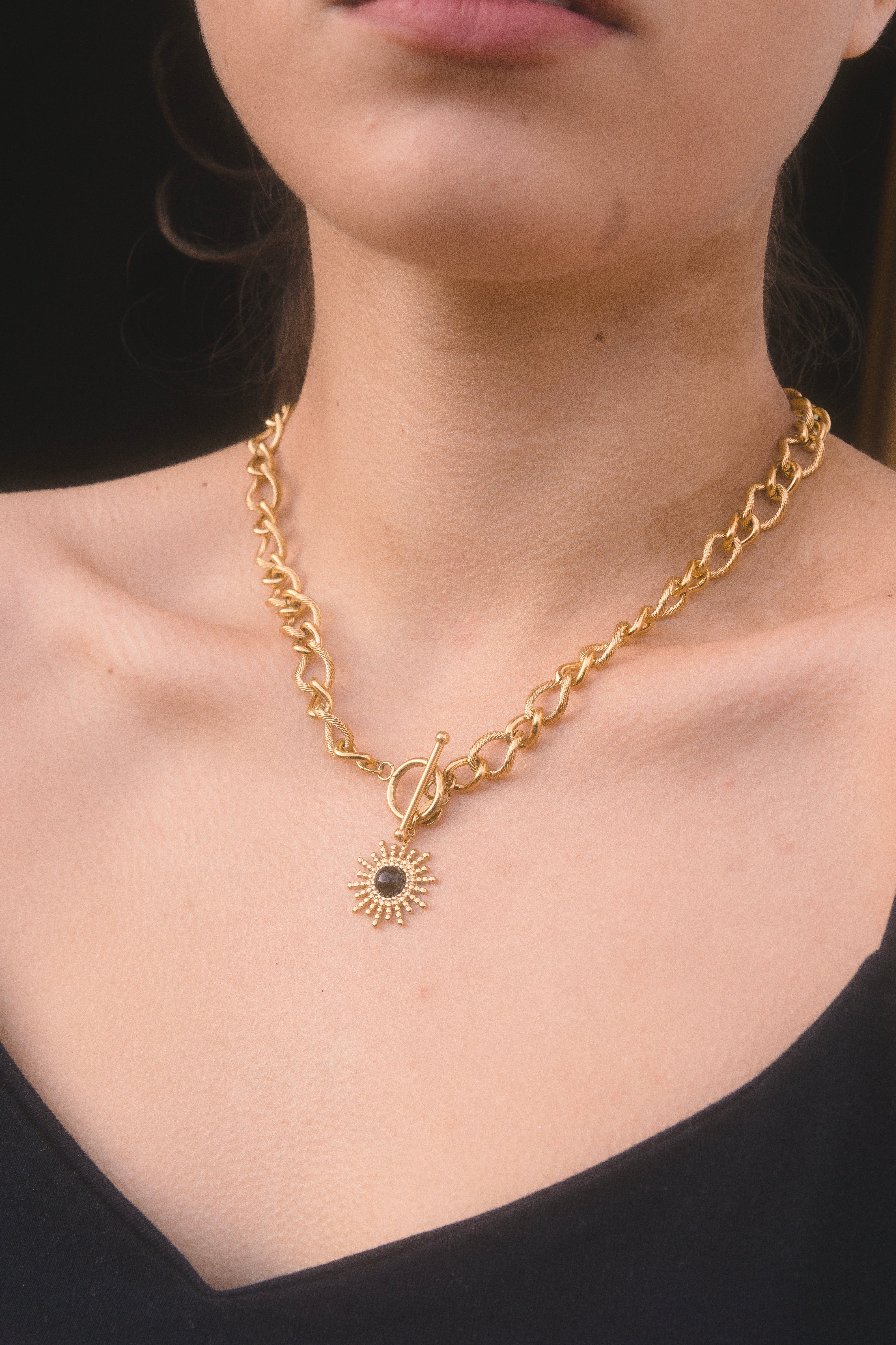 Collar de eslabones gruesos con colgante de sol