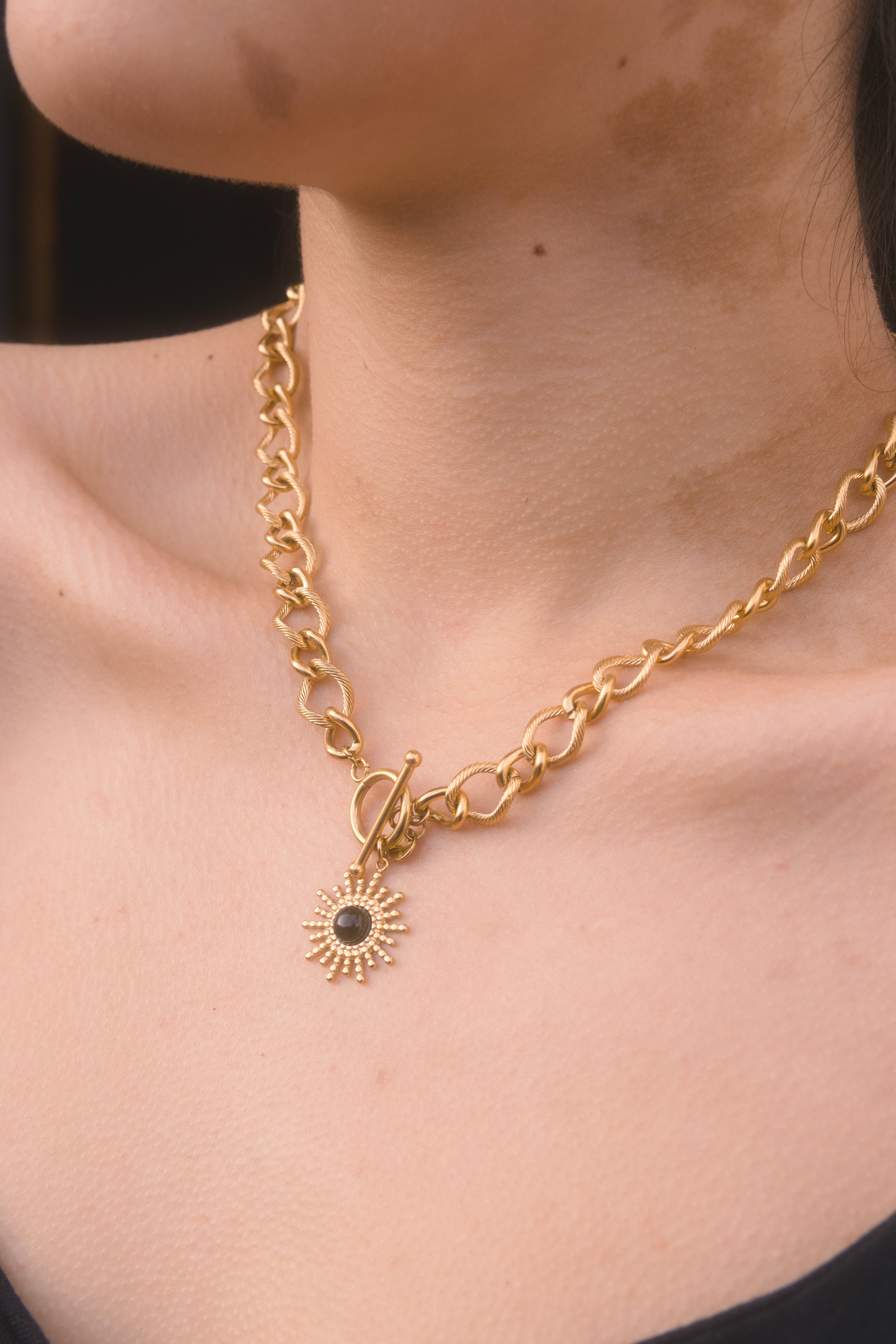 Collar de eslabones gruesos con colgante de sol