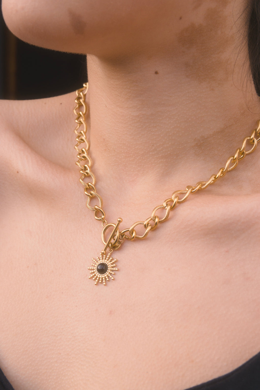 Collar de eslabones gruesos con colgante de sol