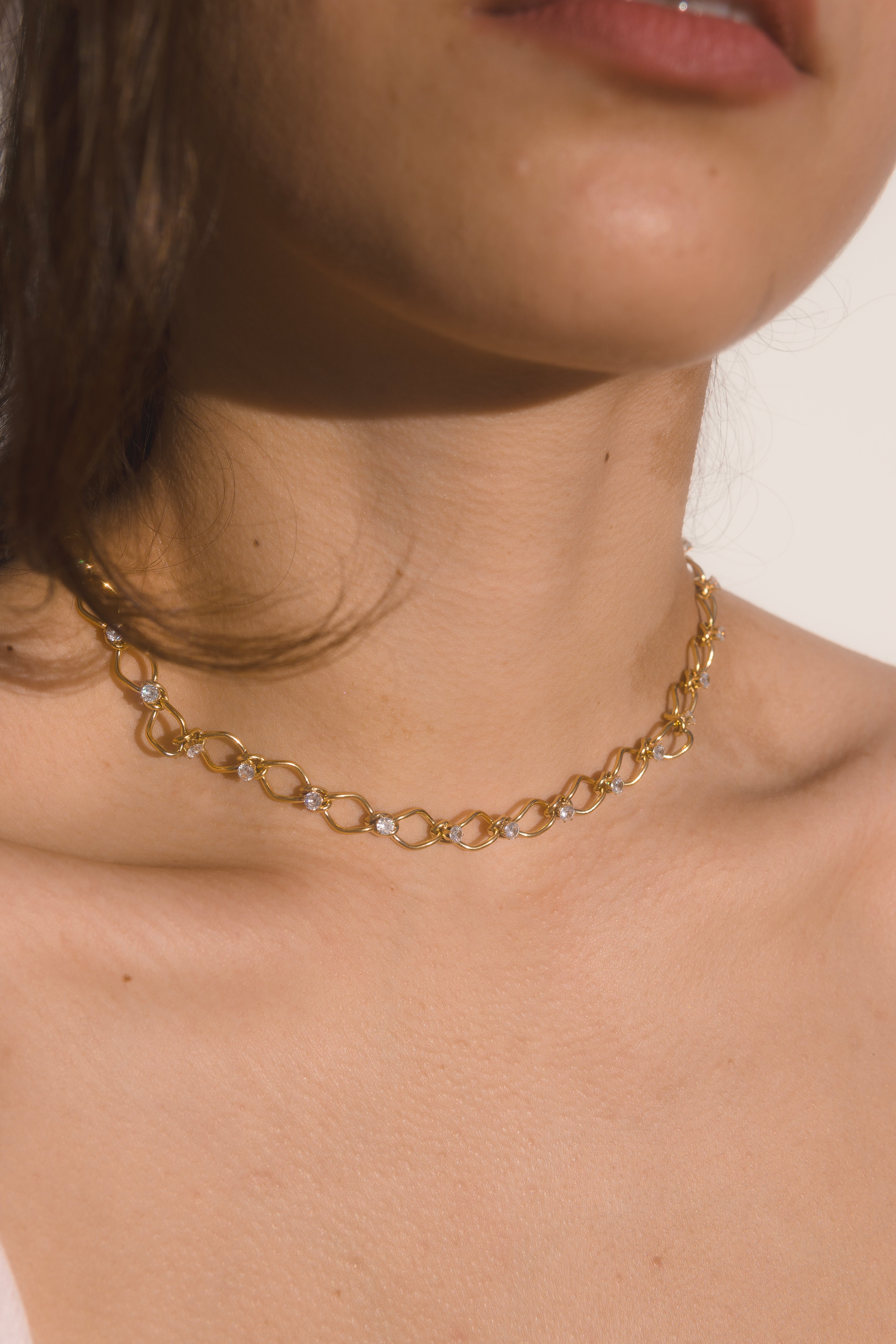 Collar tipo gargantilla con eslabones dorados y cristales