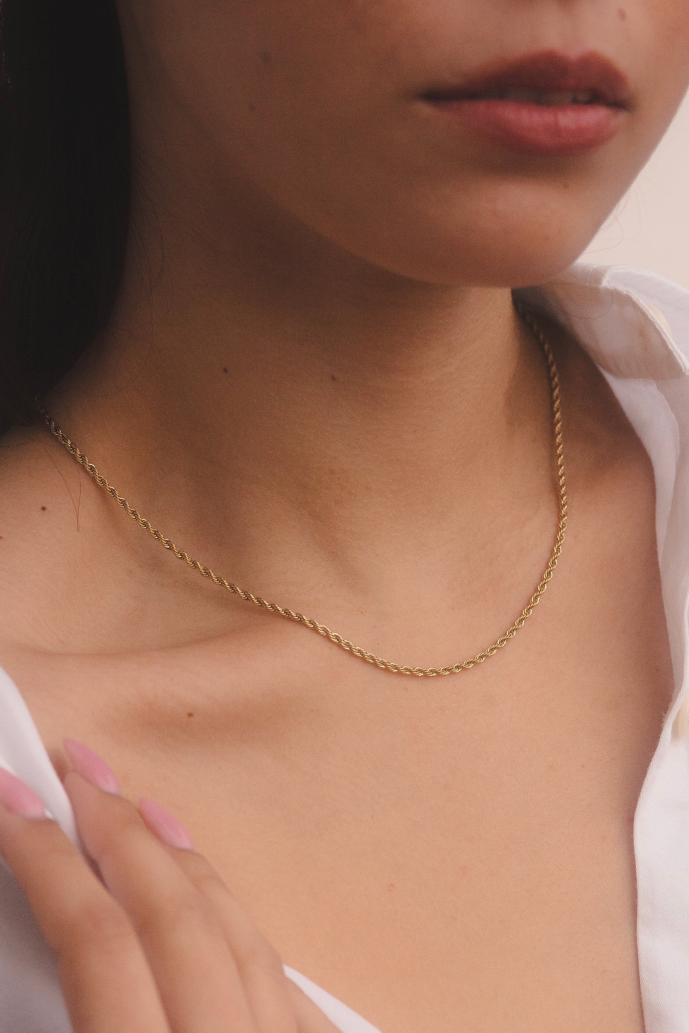 Collar de cadena dorada trenzada