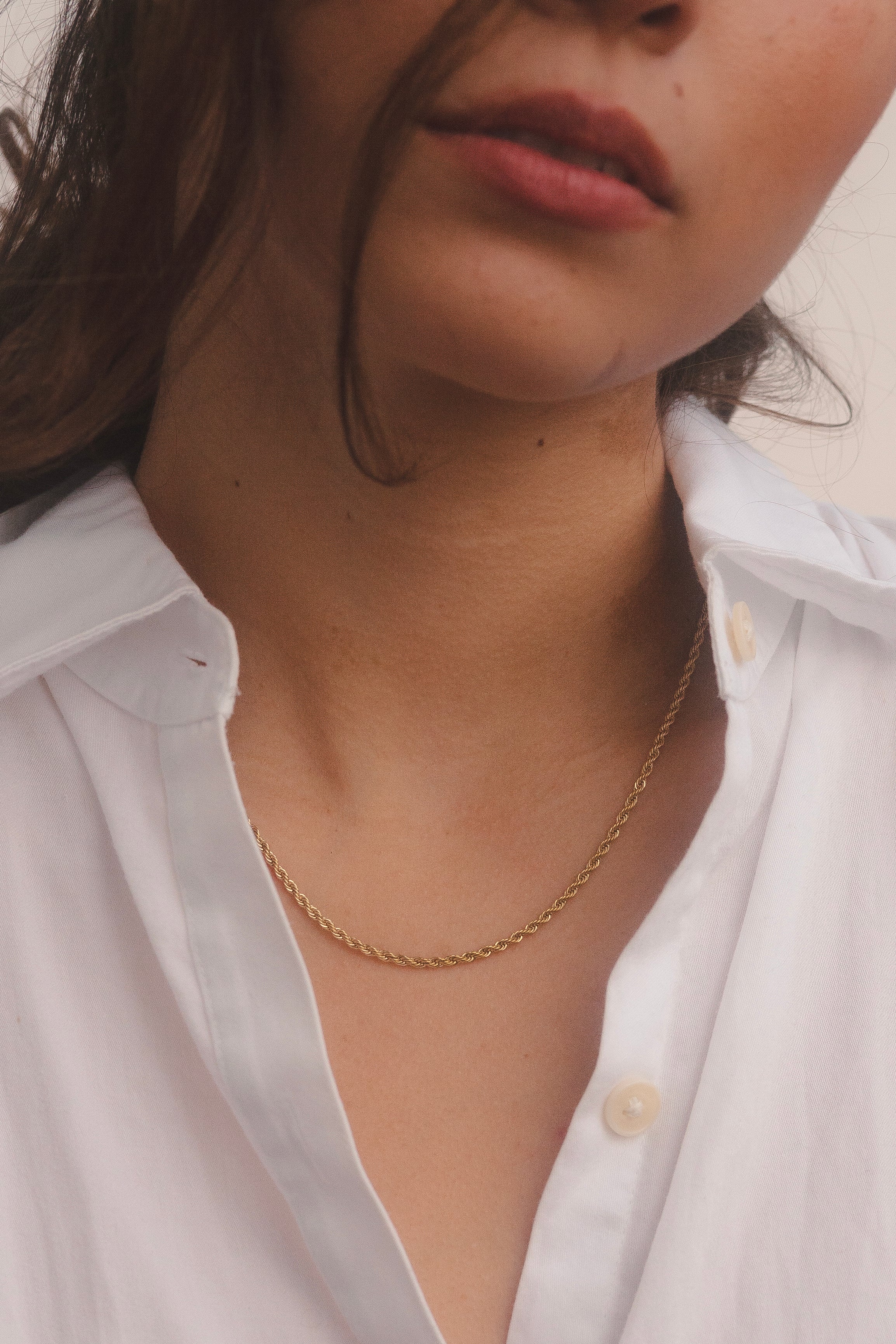 Collar de cadena dorada trenzada