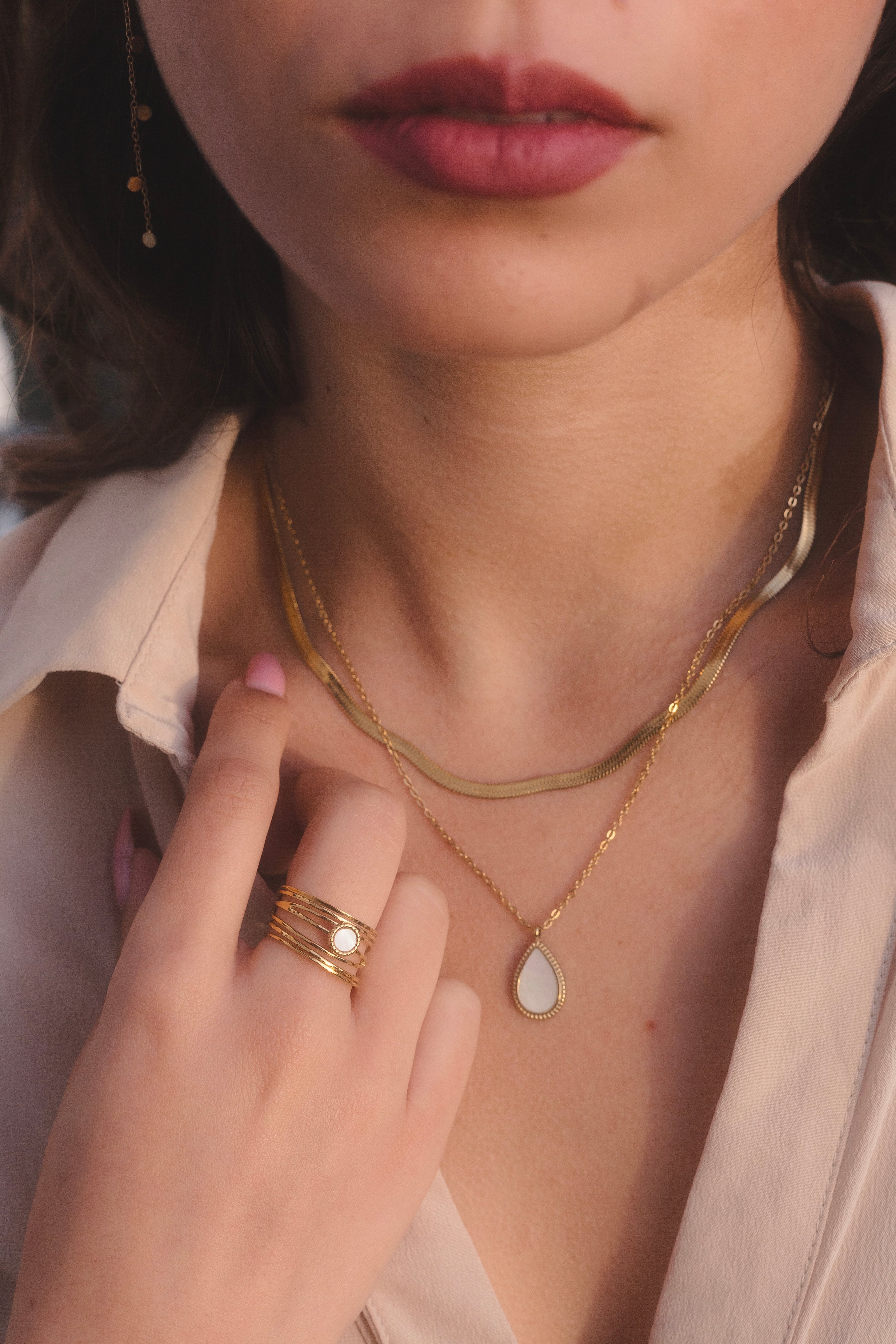 Collar plano estilo serpiente en dorado