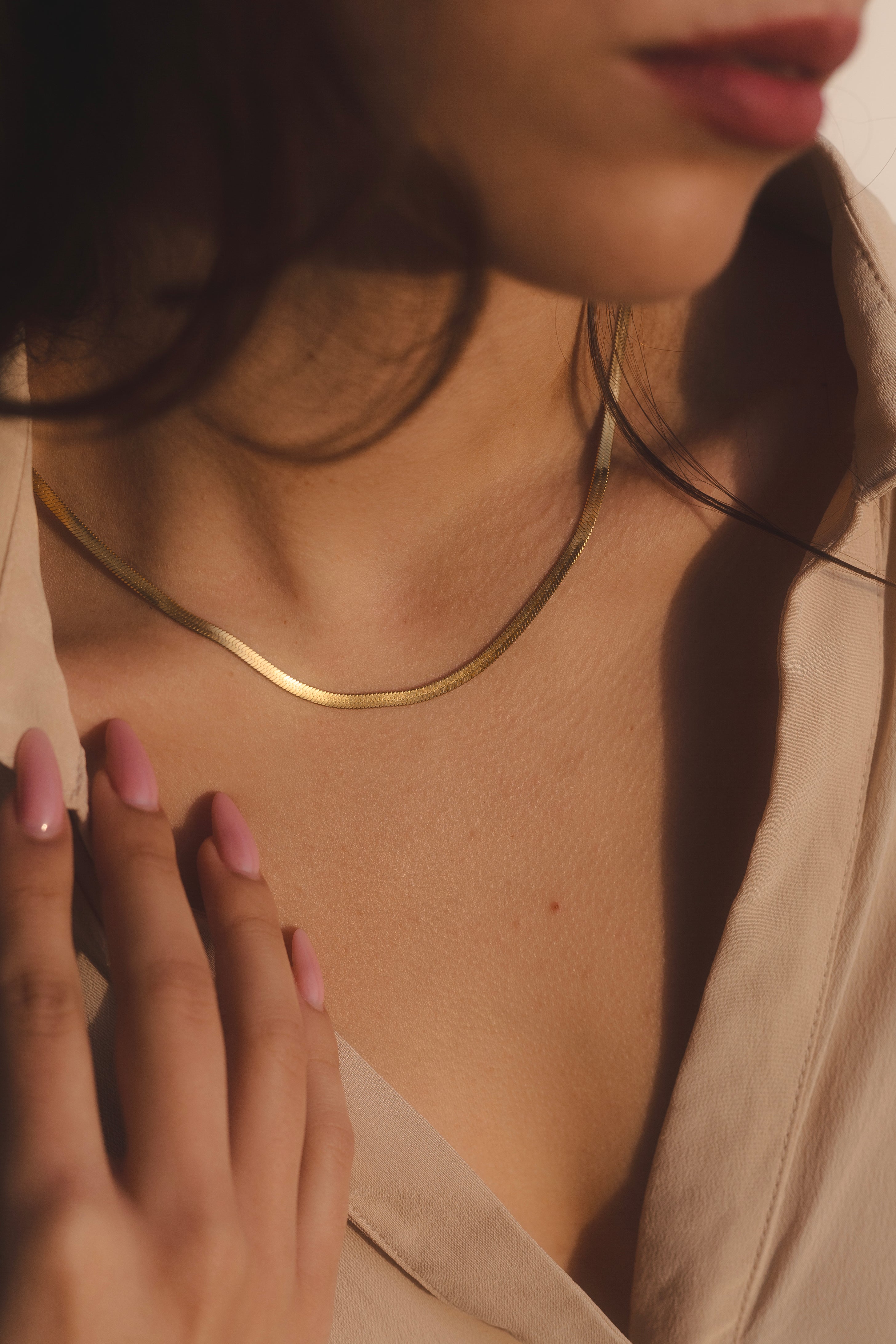 Collar plano estilo serpiente en dorado