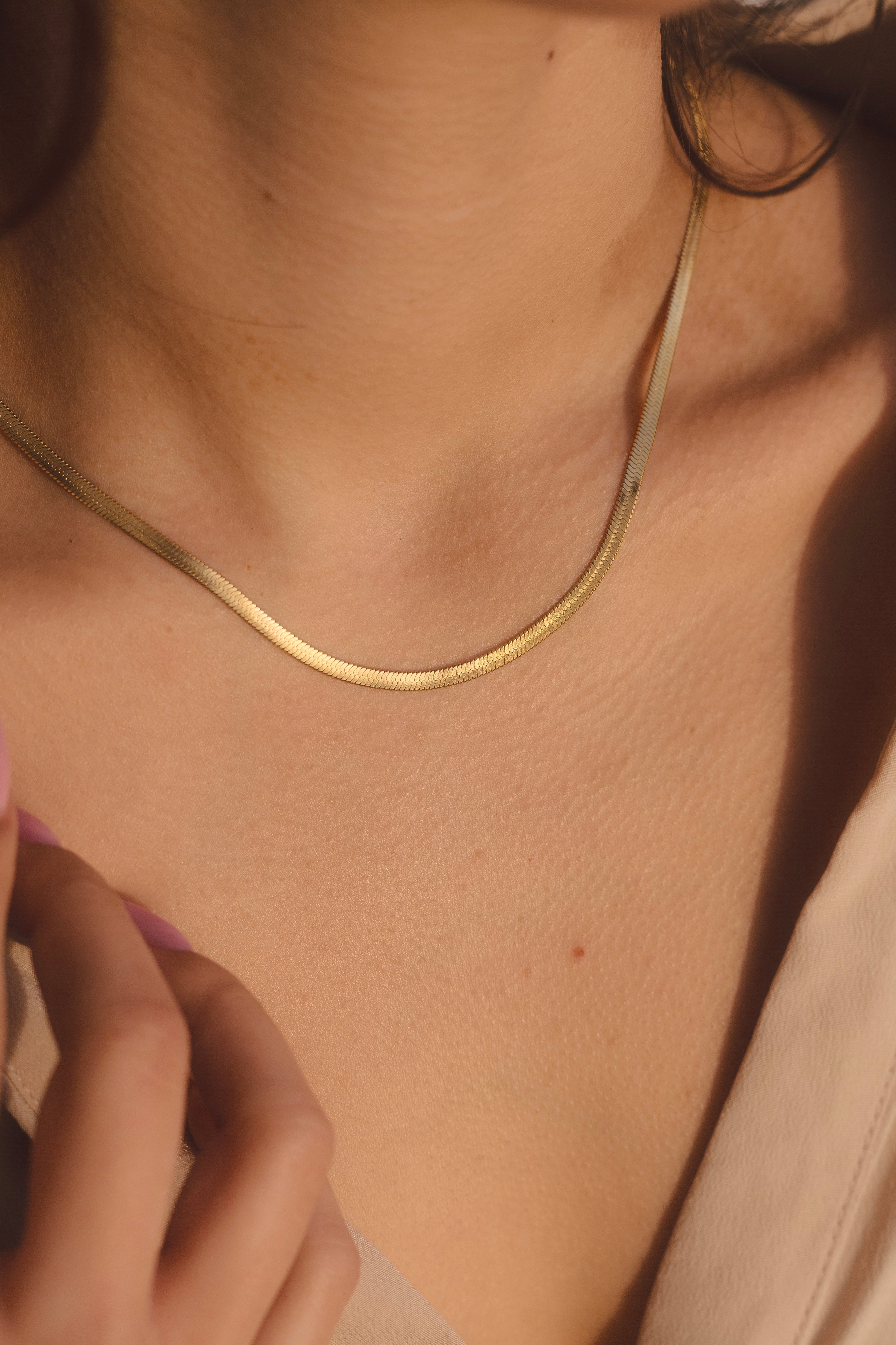 Collar plano estilo serpiente en dorado