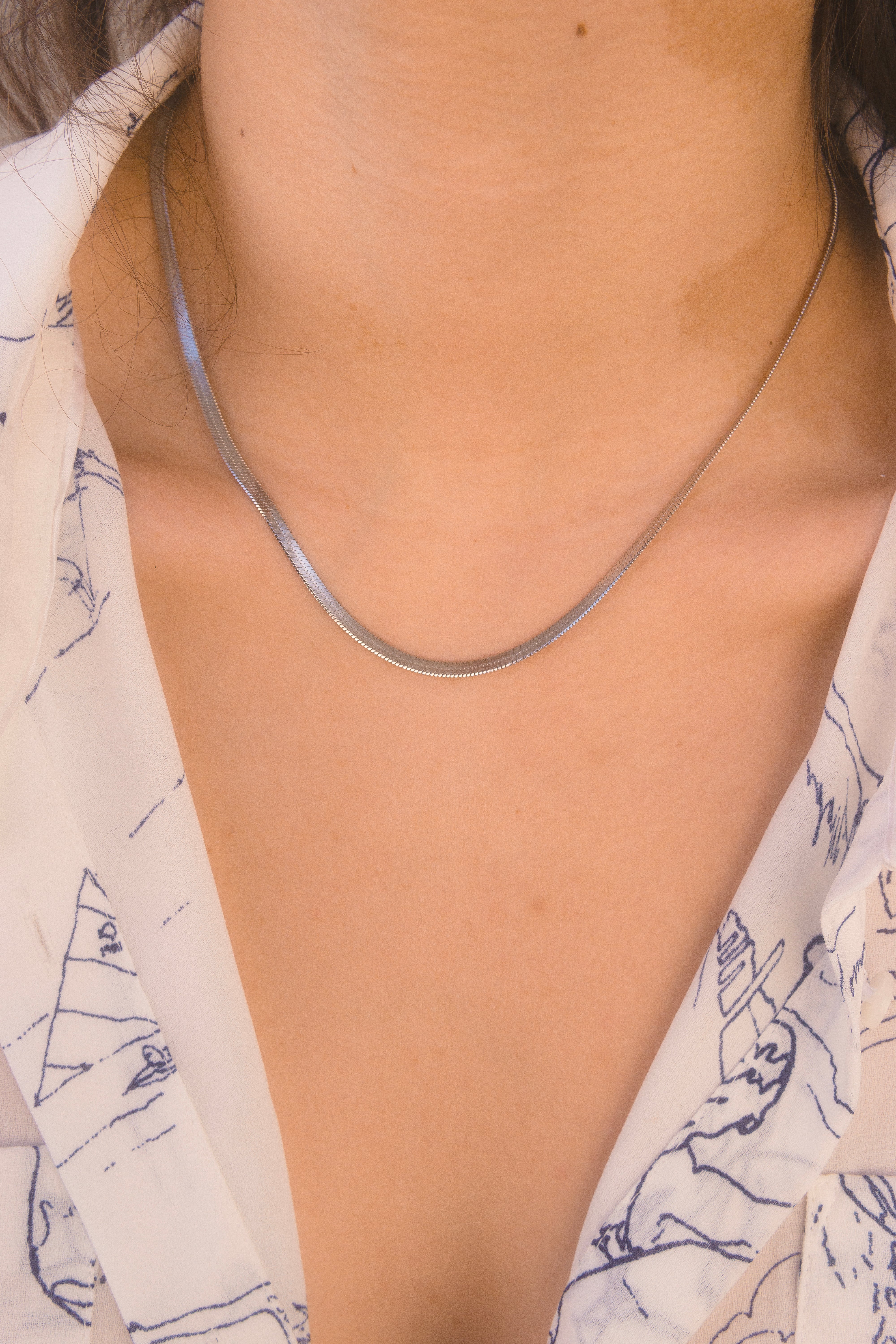 Collar plano estilo serpiente en plateado