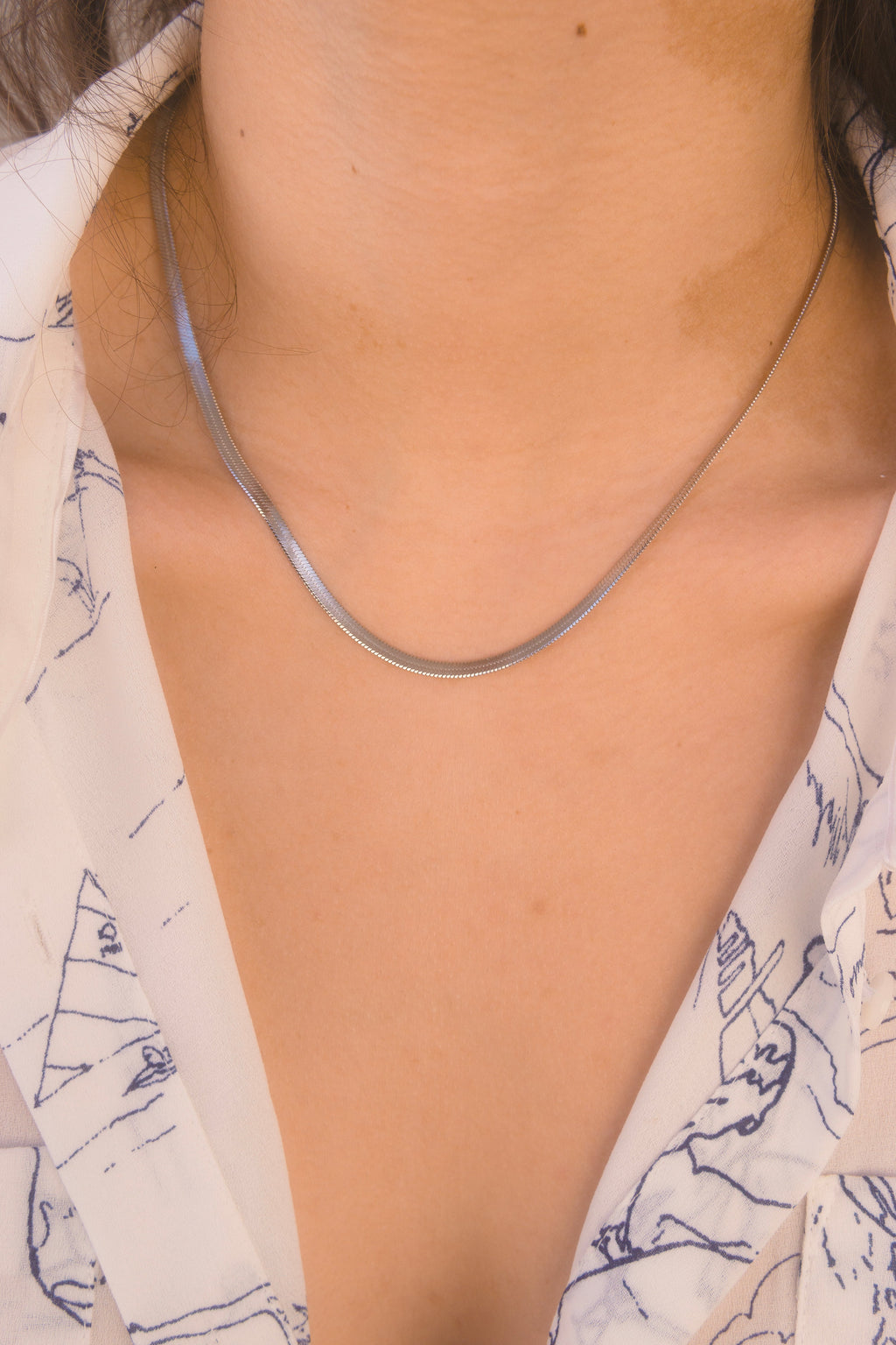 Collar plano estilo serpiente en plateado