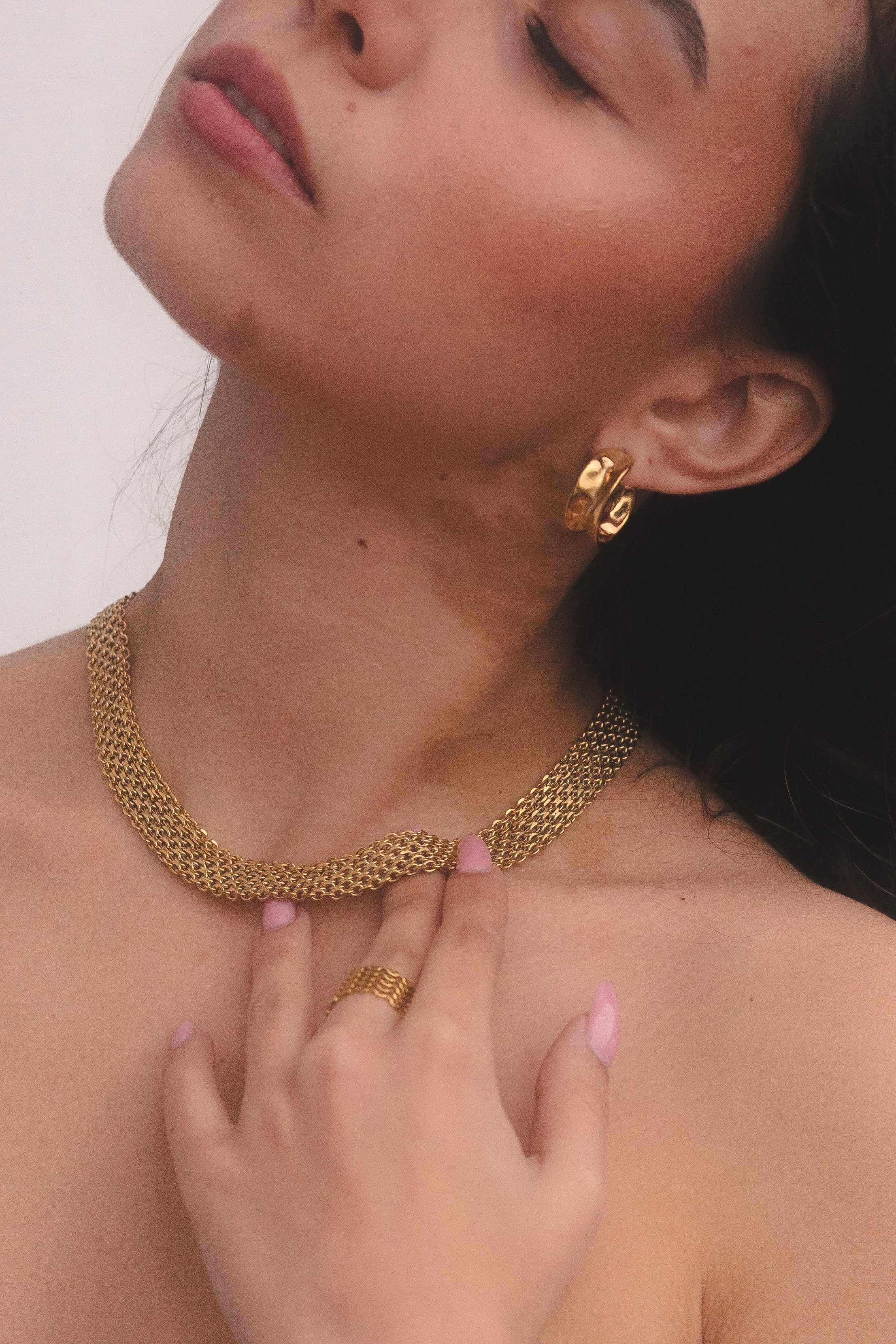 Collar gargantilla de cadena dorada entrelazada