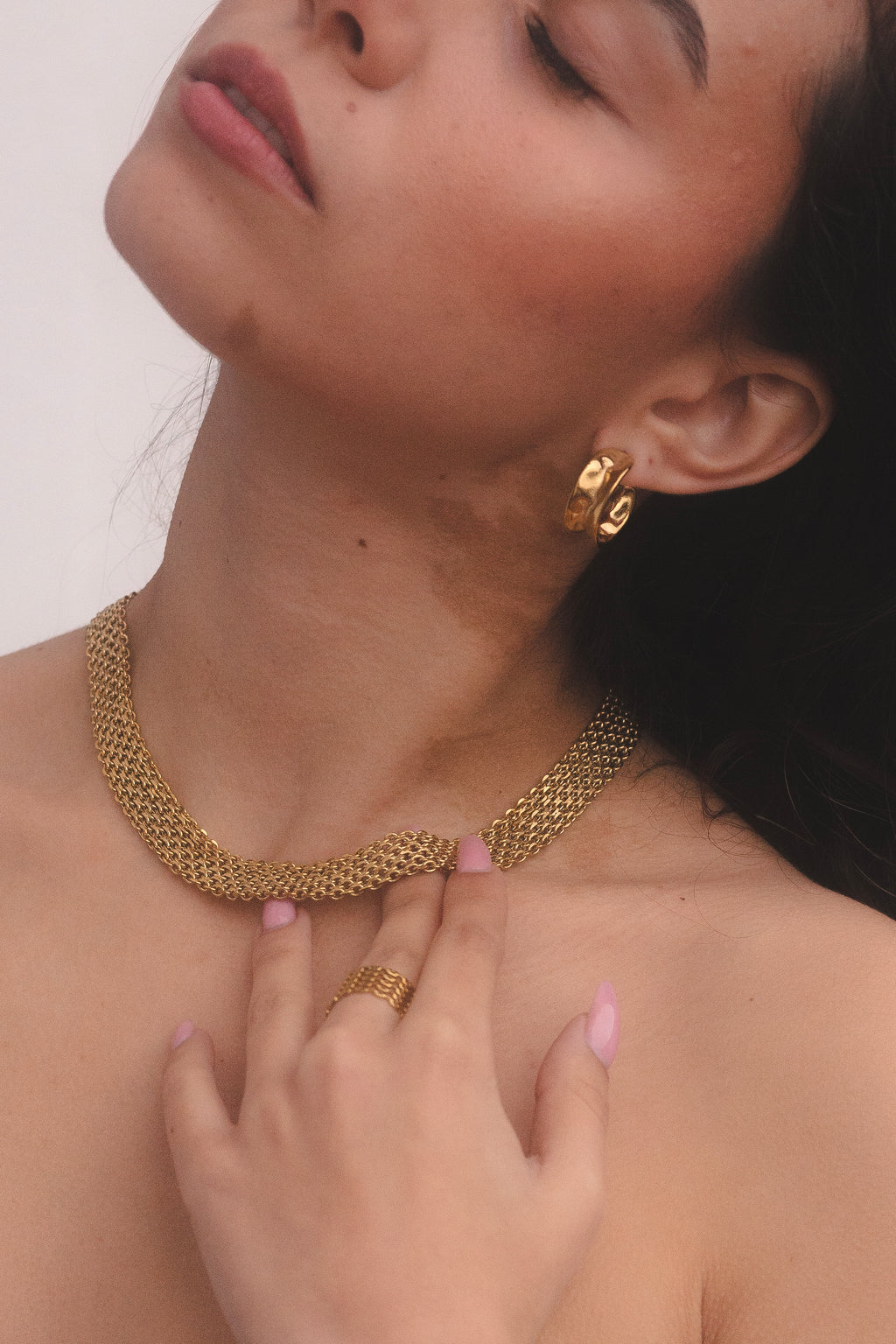 Collar gargantilla de cadena dorada entrelazada