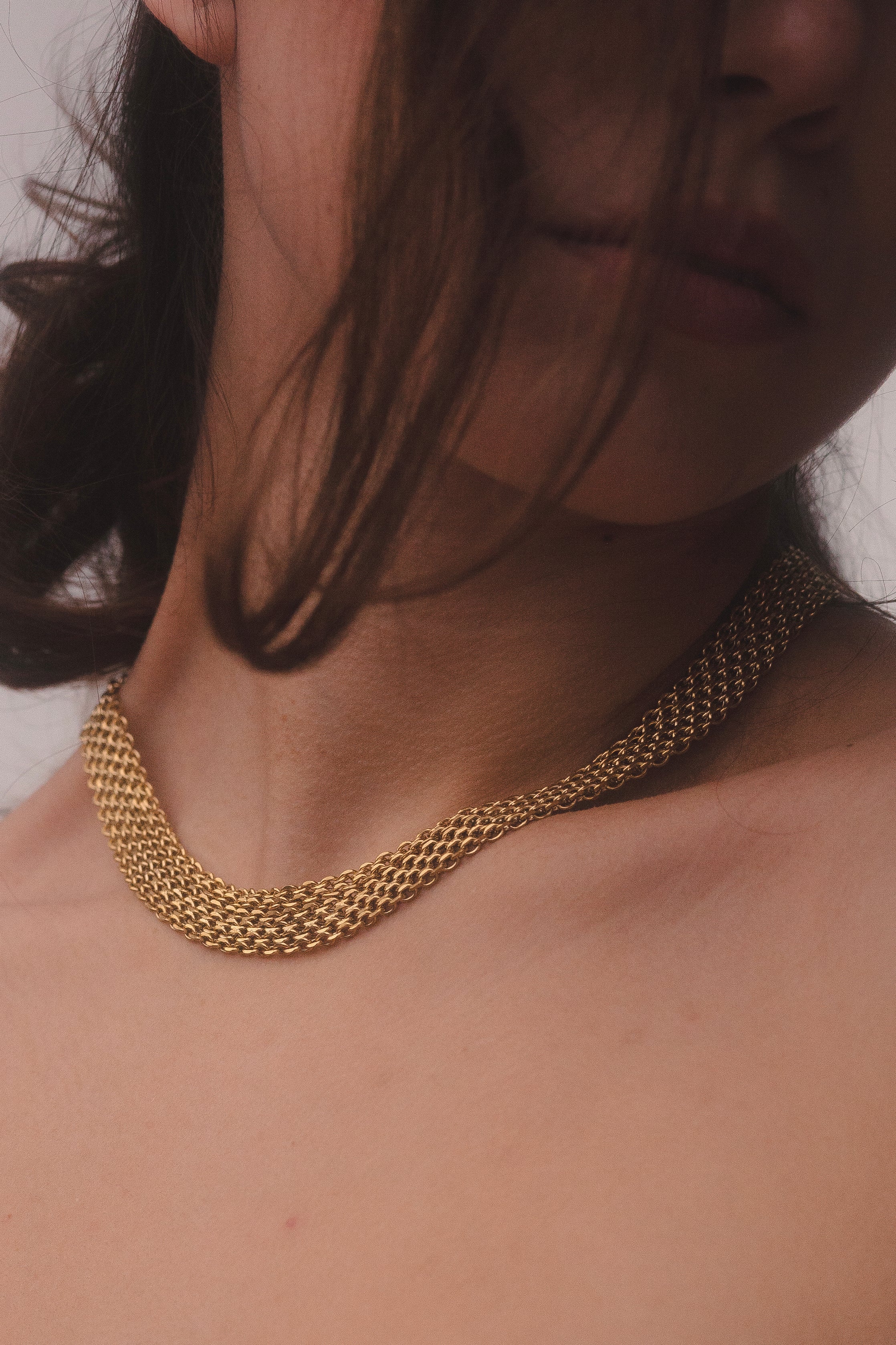 Collar gargantilla de cadena dorada entrelazada